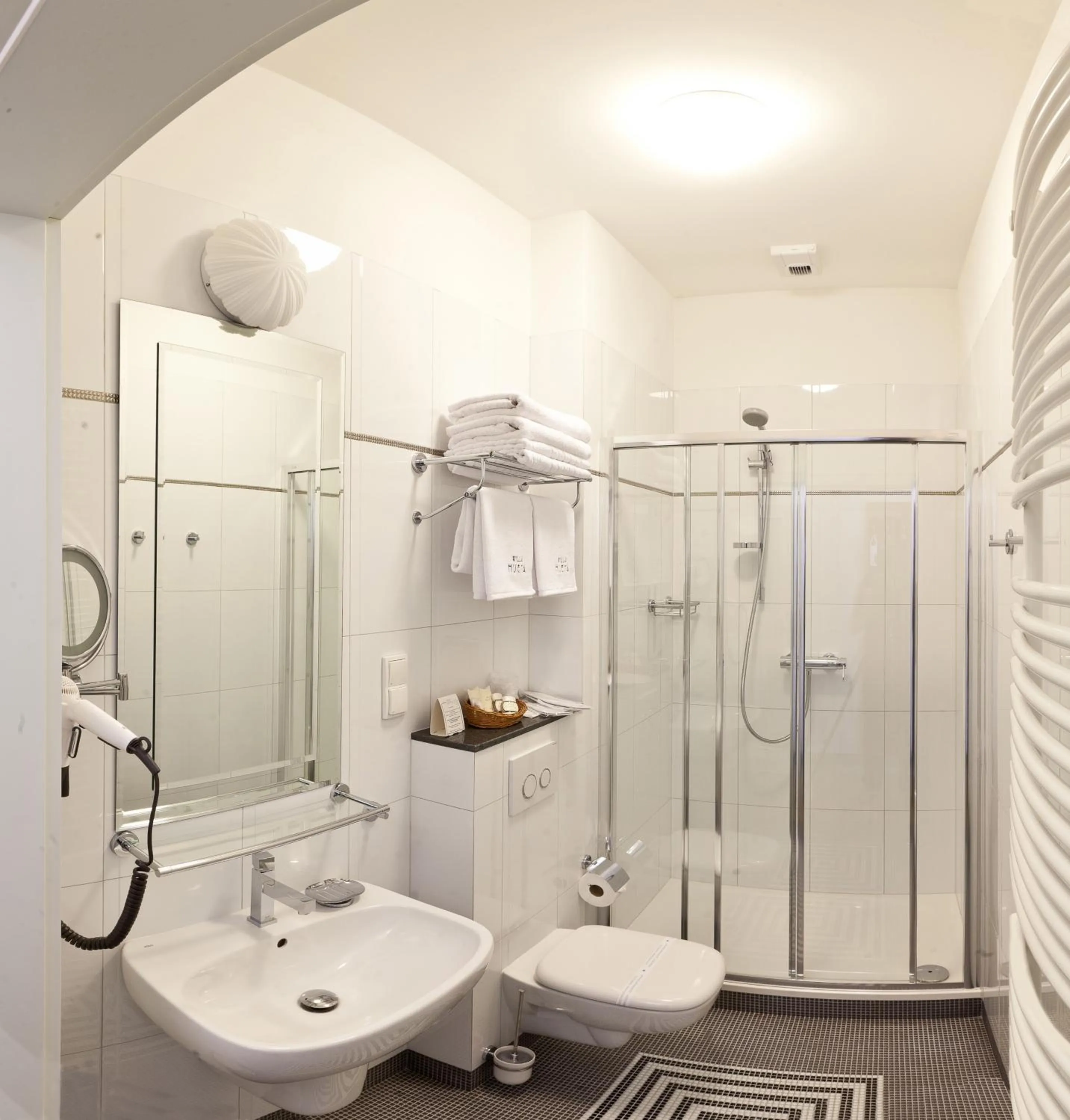 Toilet in Hotel Willa Hueta