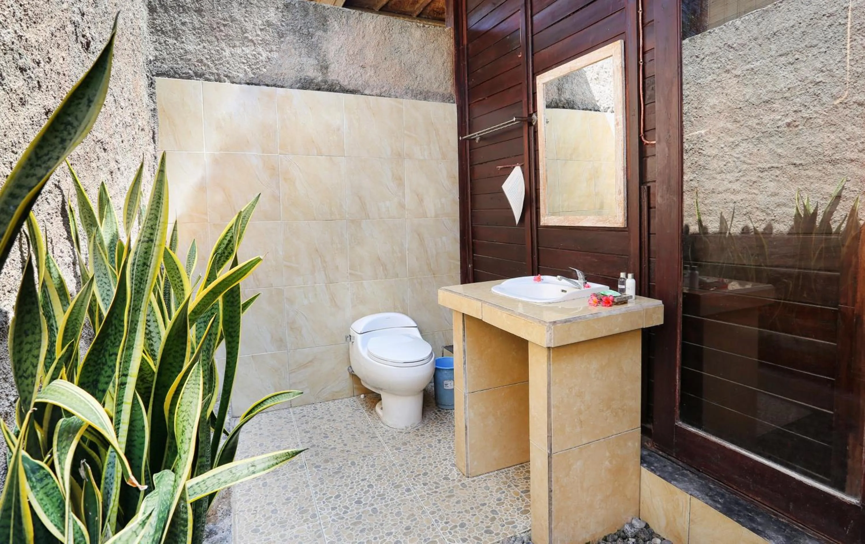 Toilet in Poh Manis Lembongan