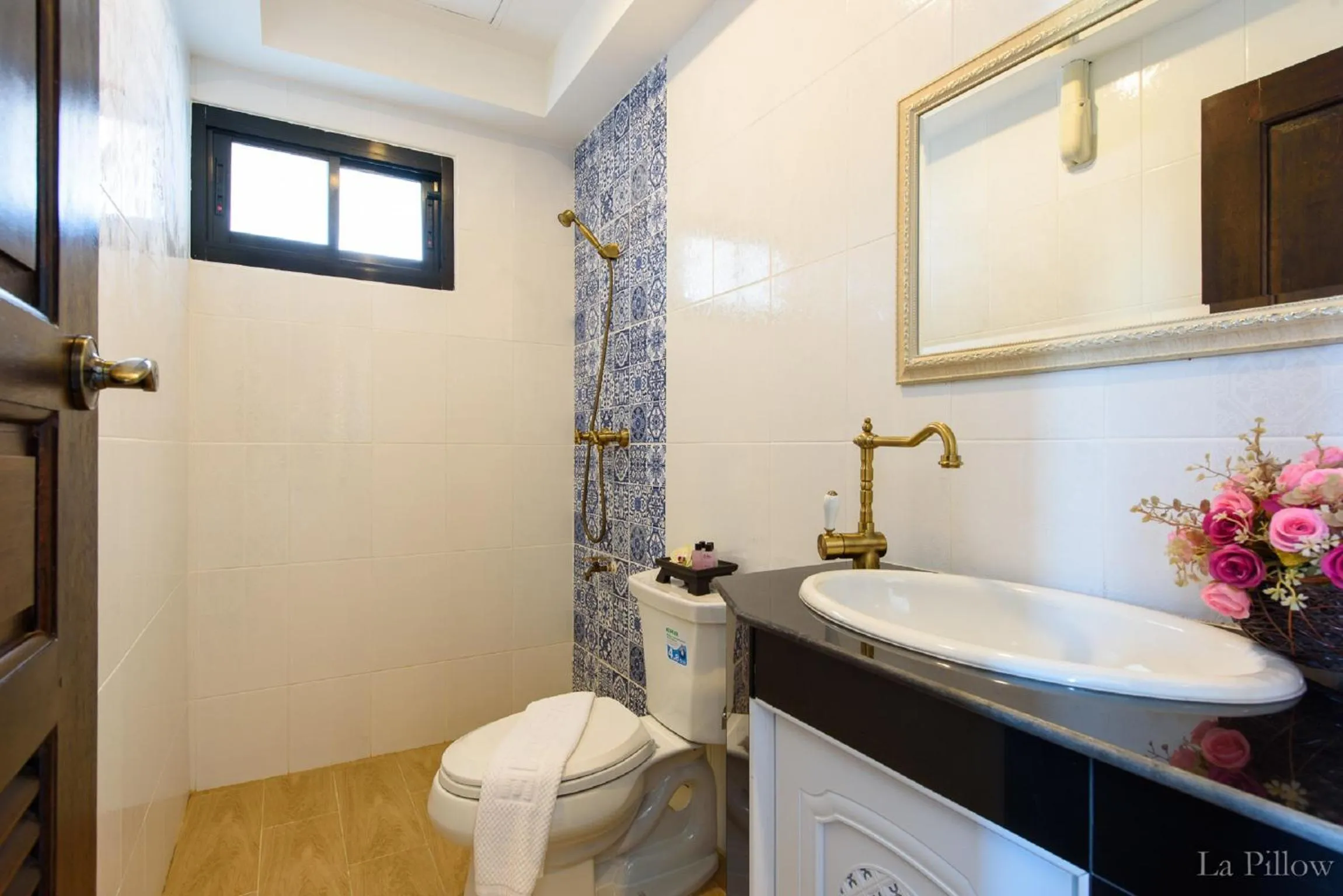 Bathroom in La Pillow 8