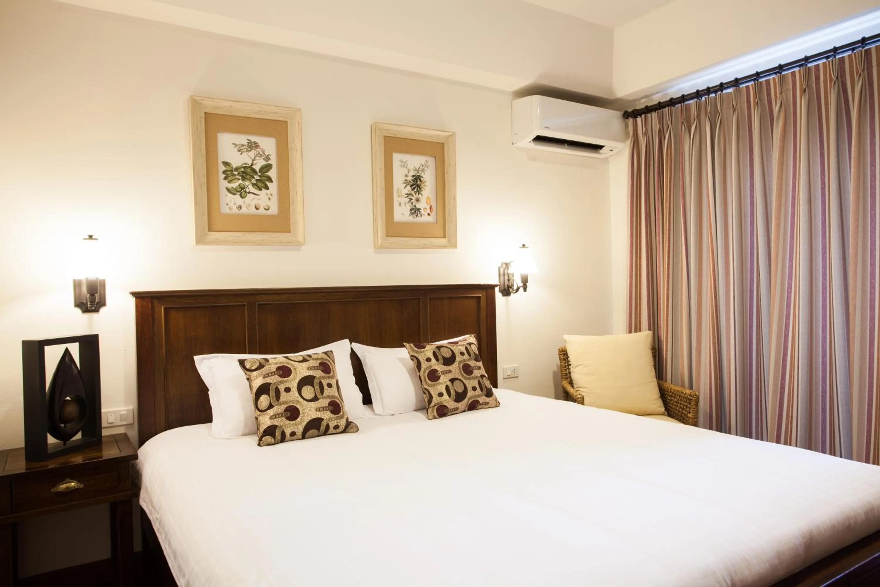 Bedroom, Bed in La Pillow 8