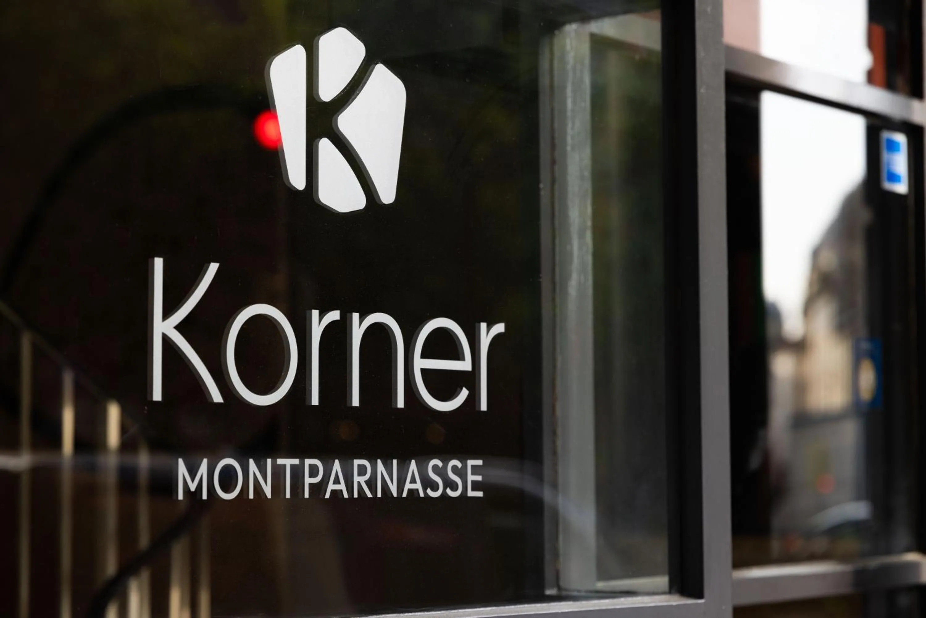 Logo/Certificate/Sign in Hotel Korner Montparnasse