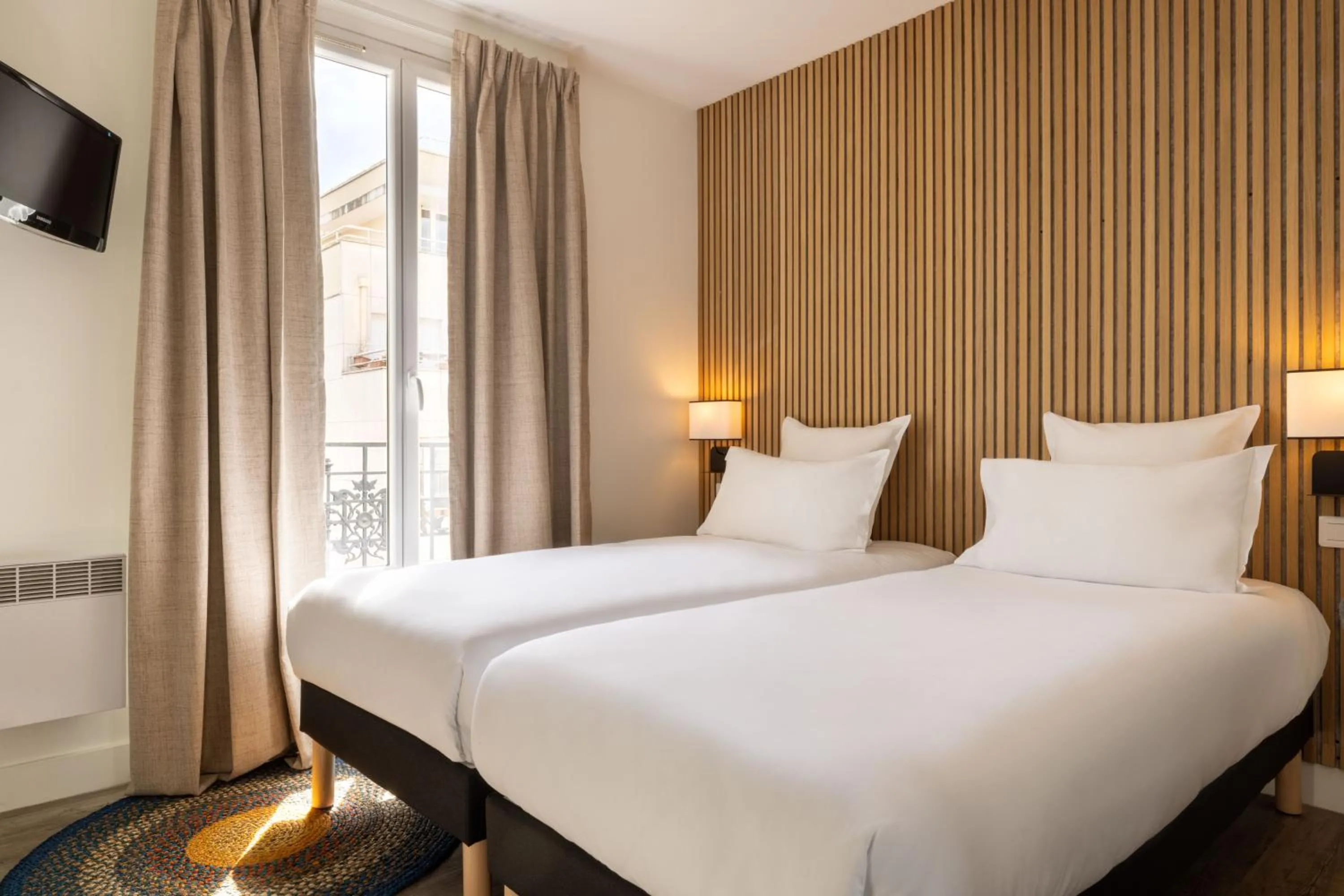 Bed in Hotel Korner Montparnasse