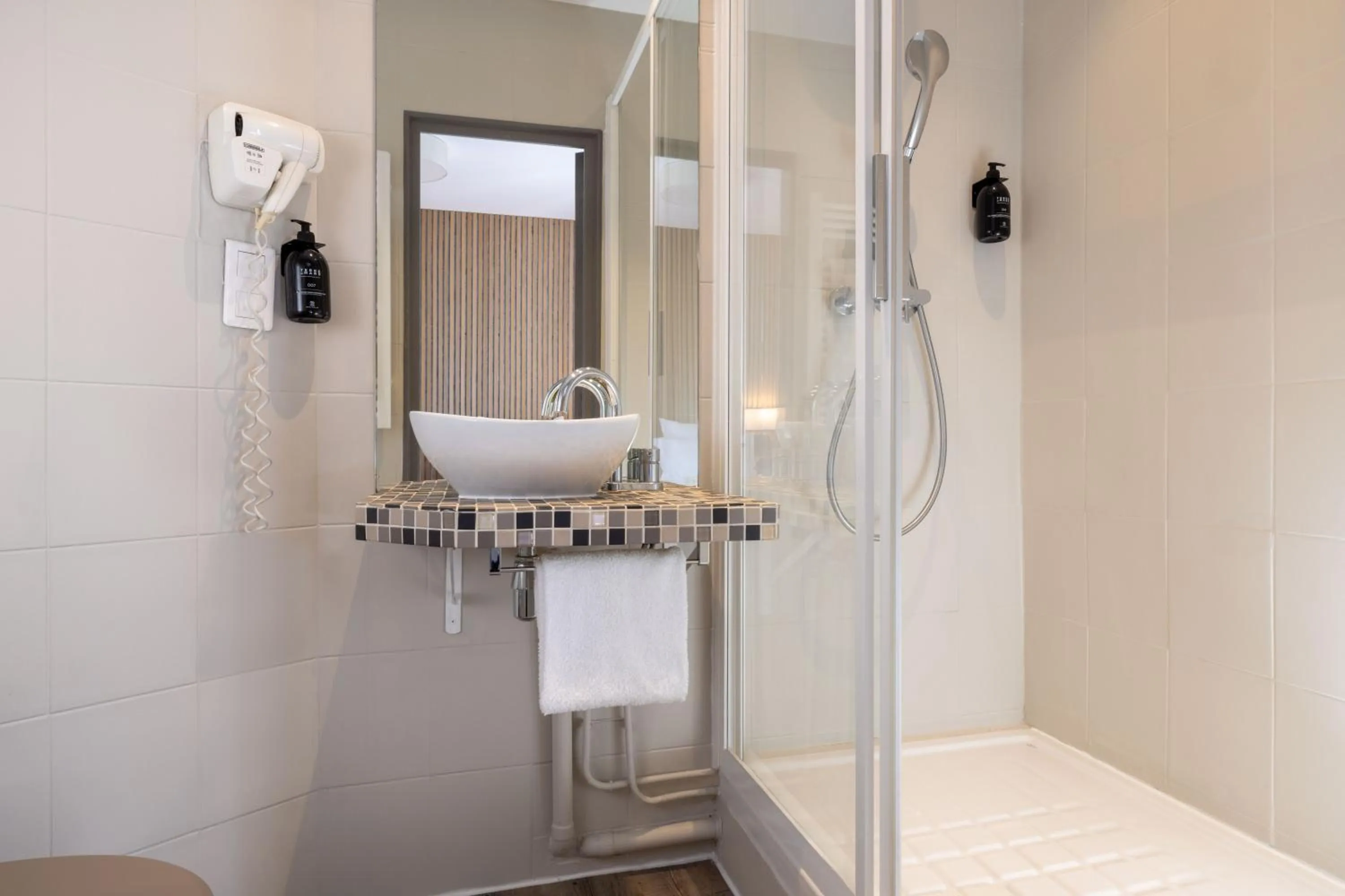 Shower in Hotel Korner Montparnasse