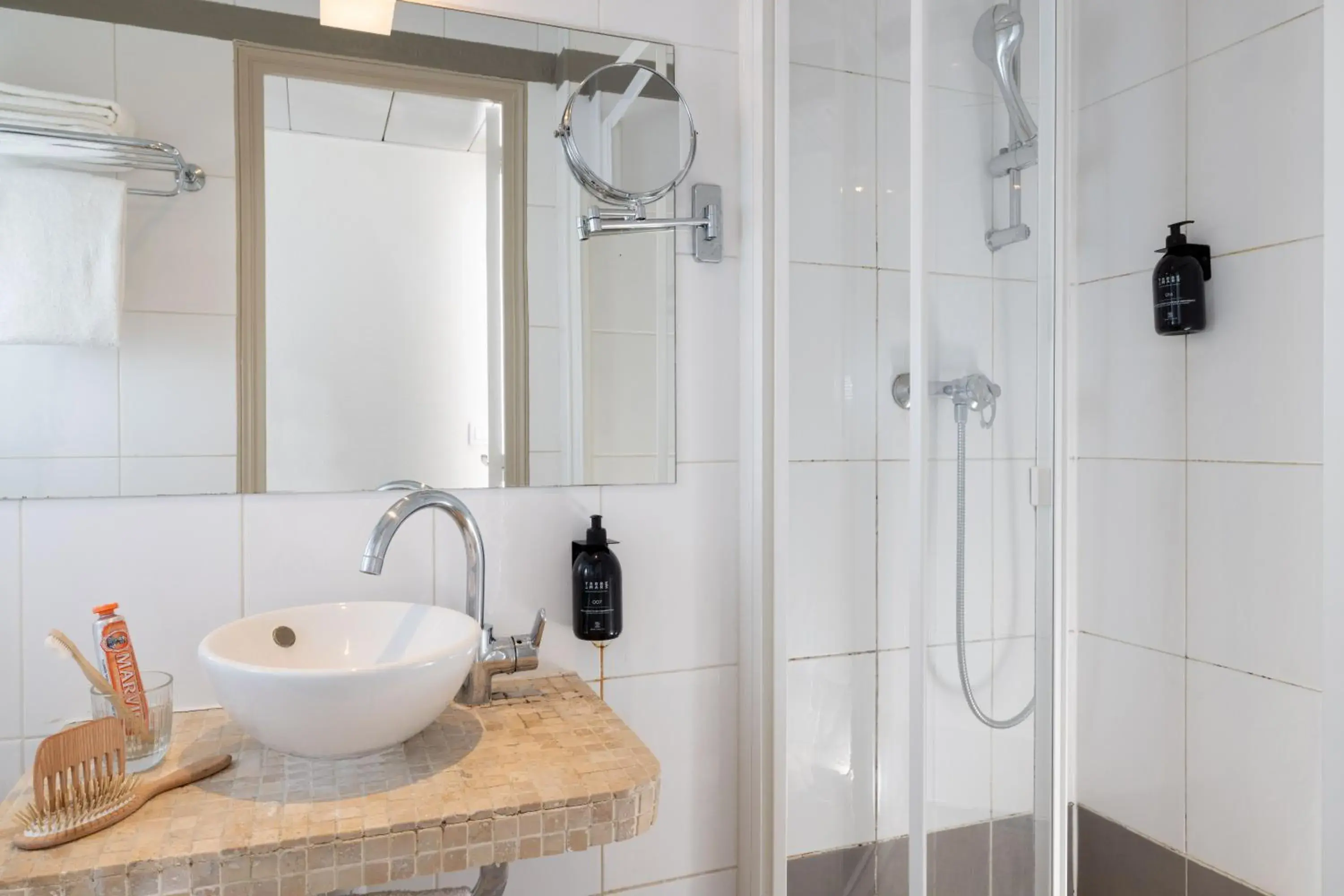 Triple Room in Hotel Korner Montparnasse Triple Room in Hotel Korner Montparnasse