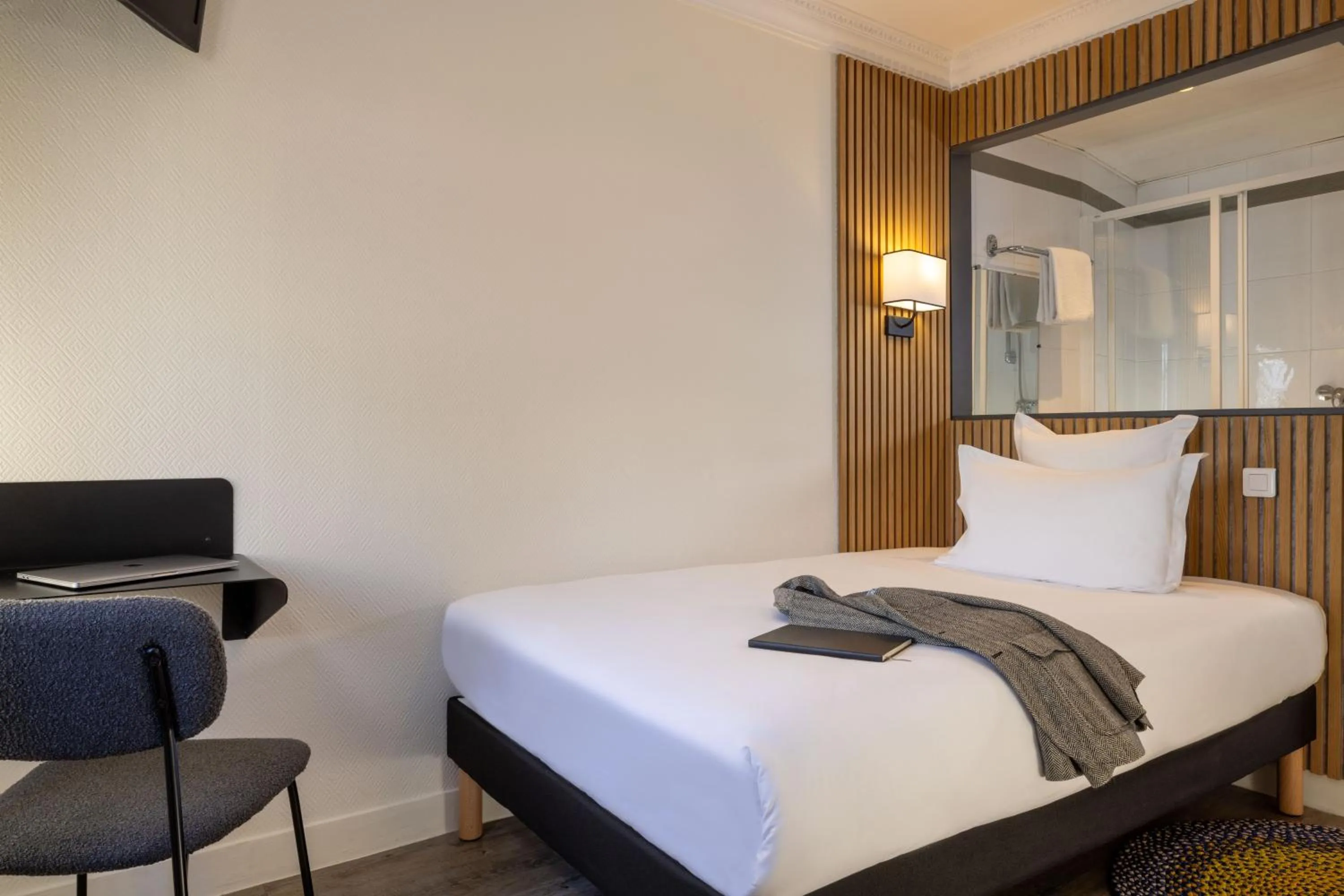 Photo of the whole room, Bed in Hotel Korner Montparnasse