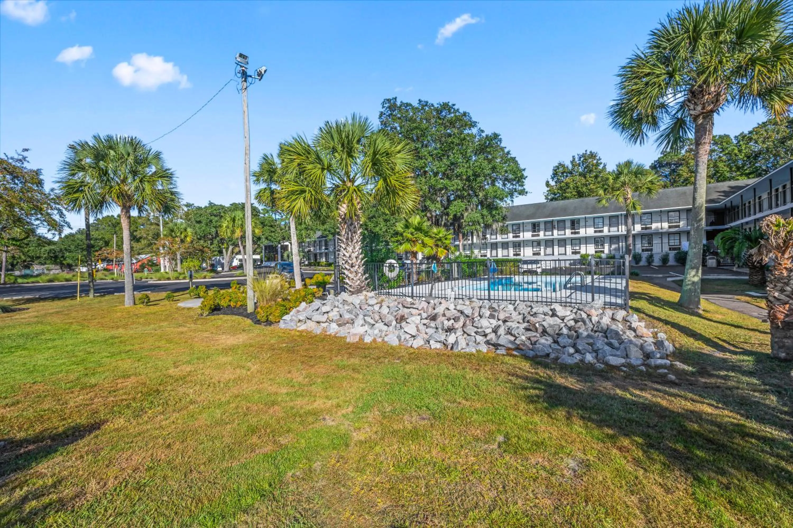 Swimming pool in Charleston Creekside Inn