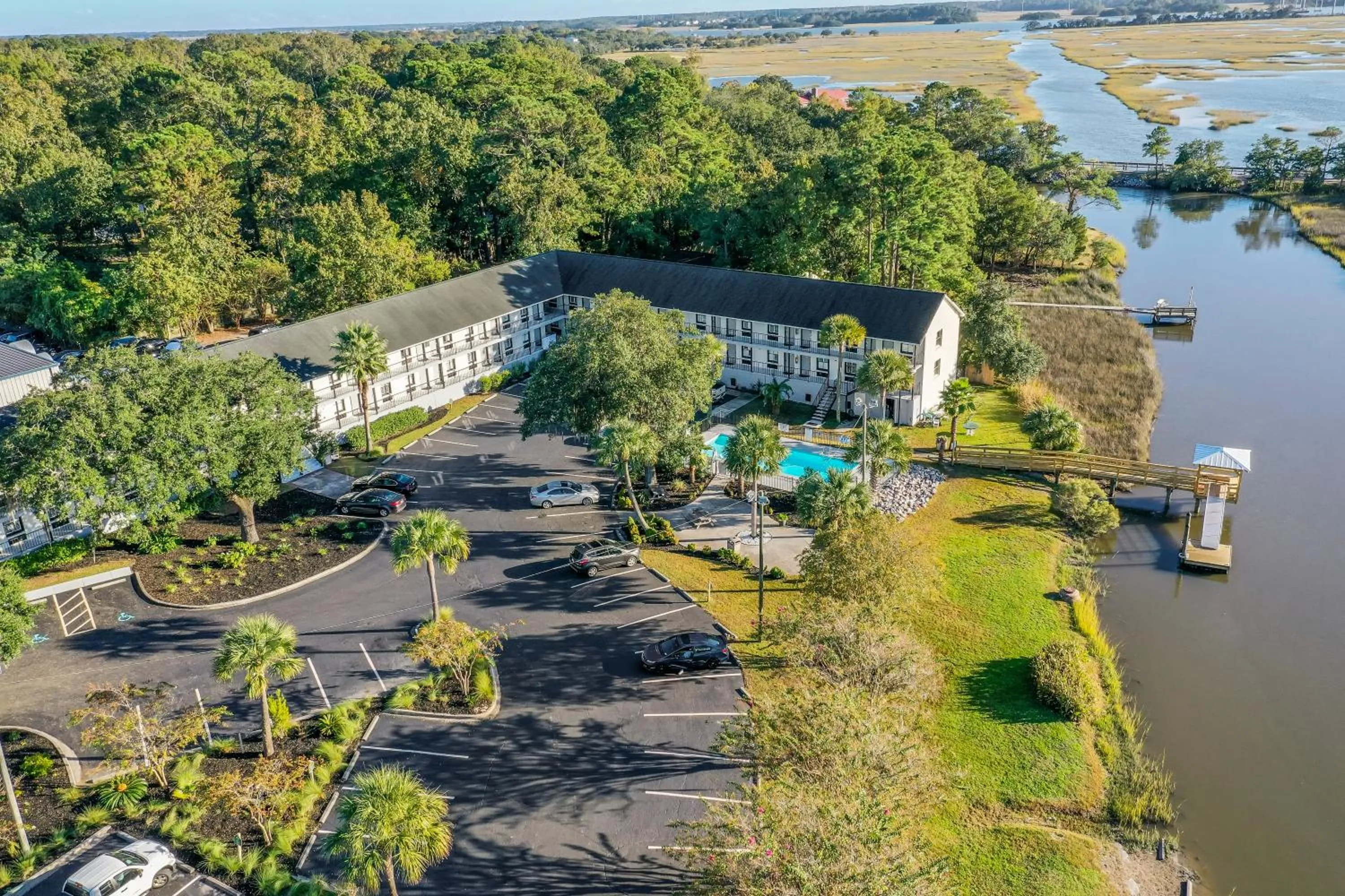 Property building in Charleston Creekside Inn