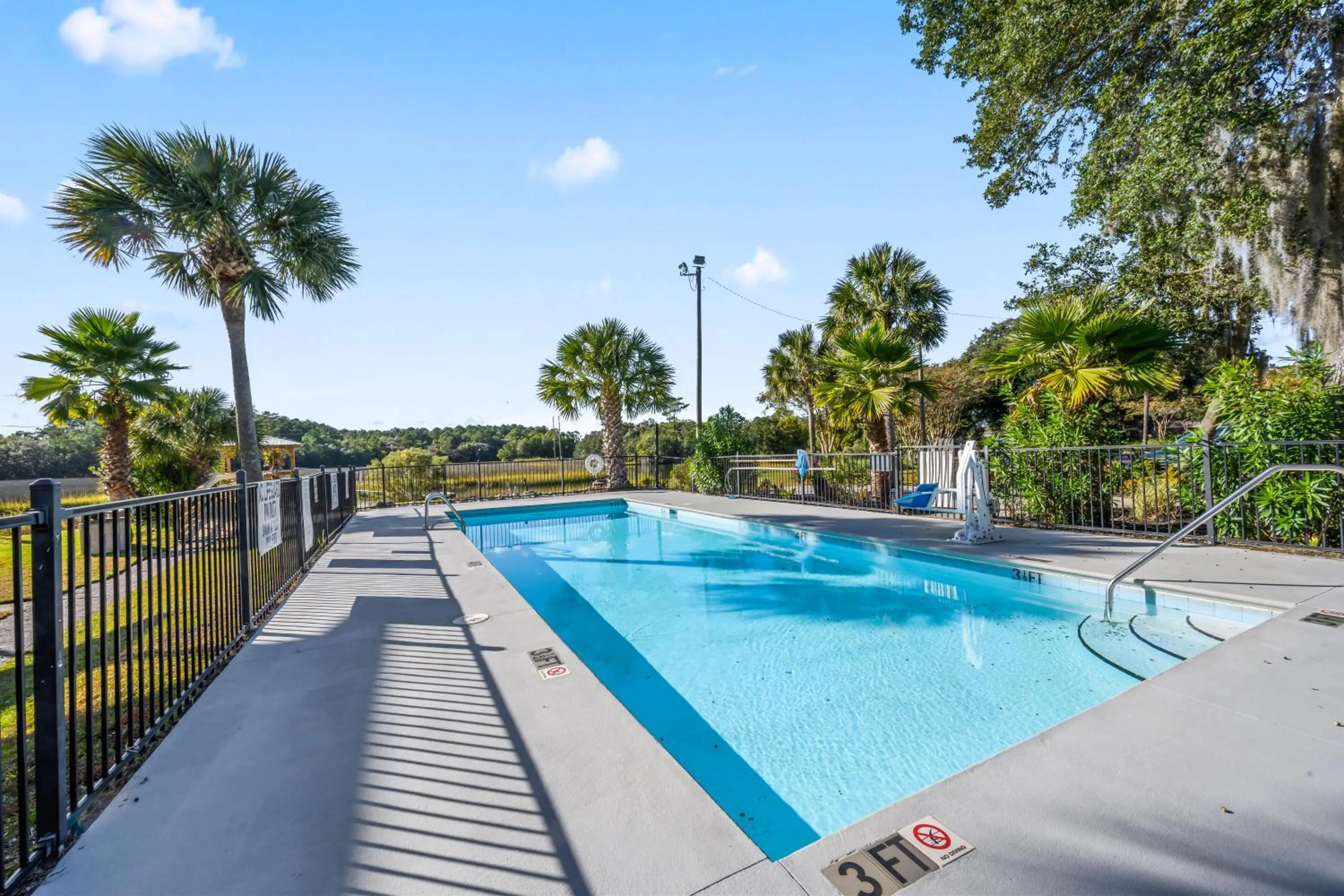 Swimming pool in Charleston Creekside Inn