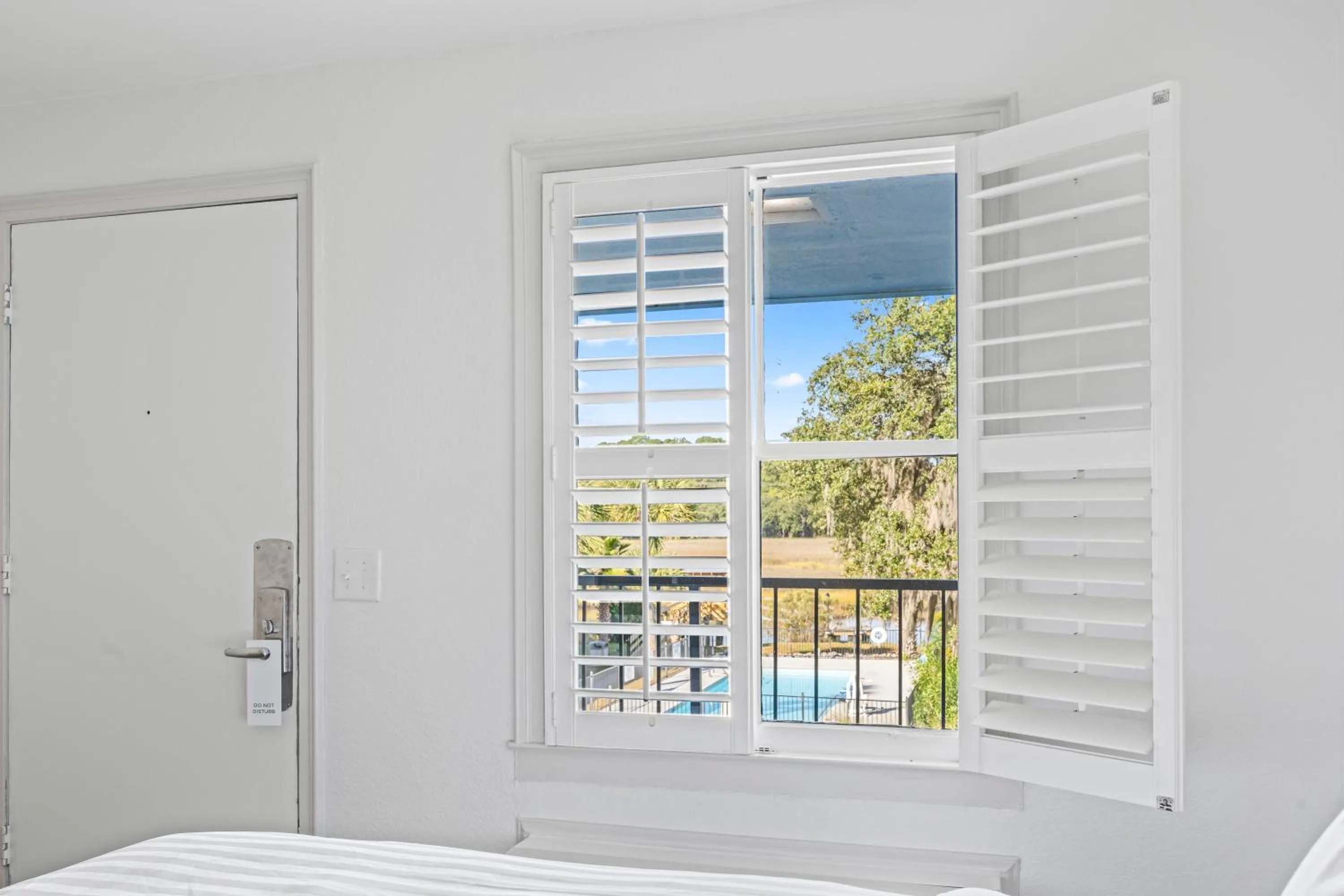 Swimming pool, Bed in Charleston Creekside Inn
