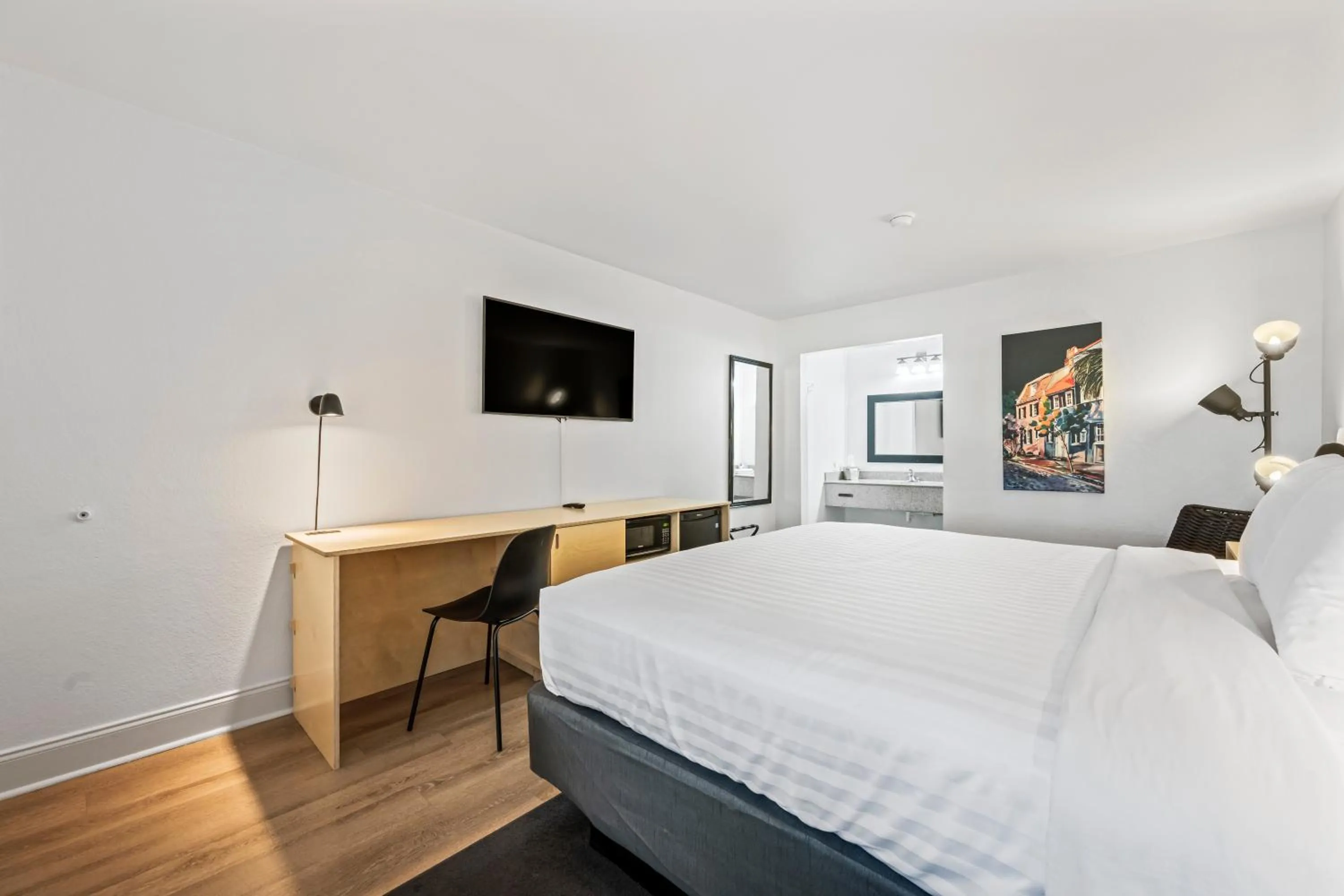 Photo of the whole room, Bed in Charleston Creekside Inn