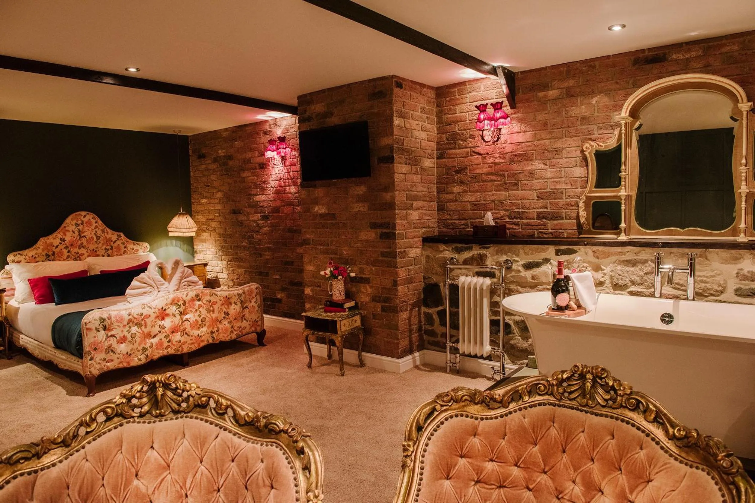 Photo of the whole room, Bed in The Joiners Arms