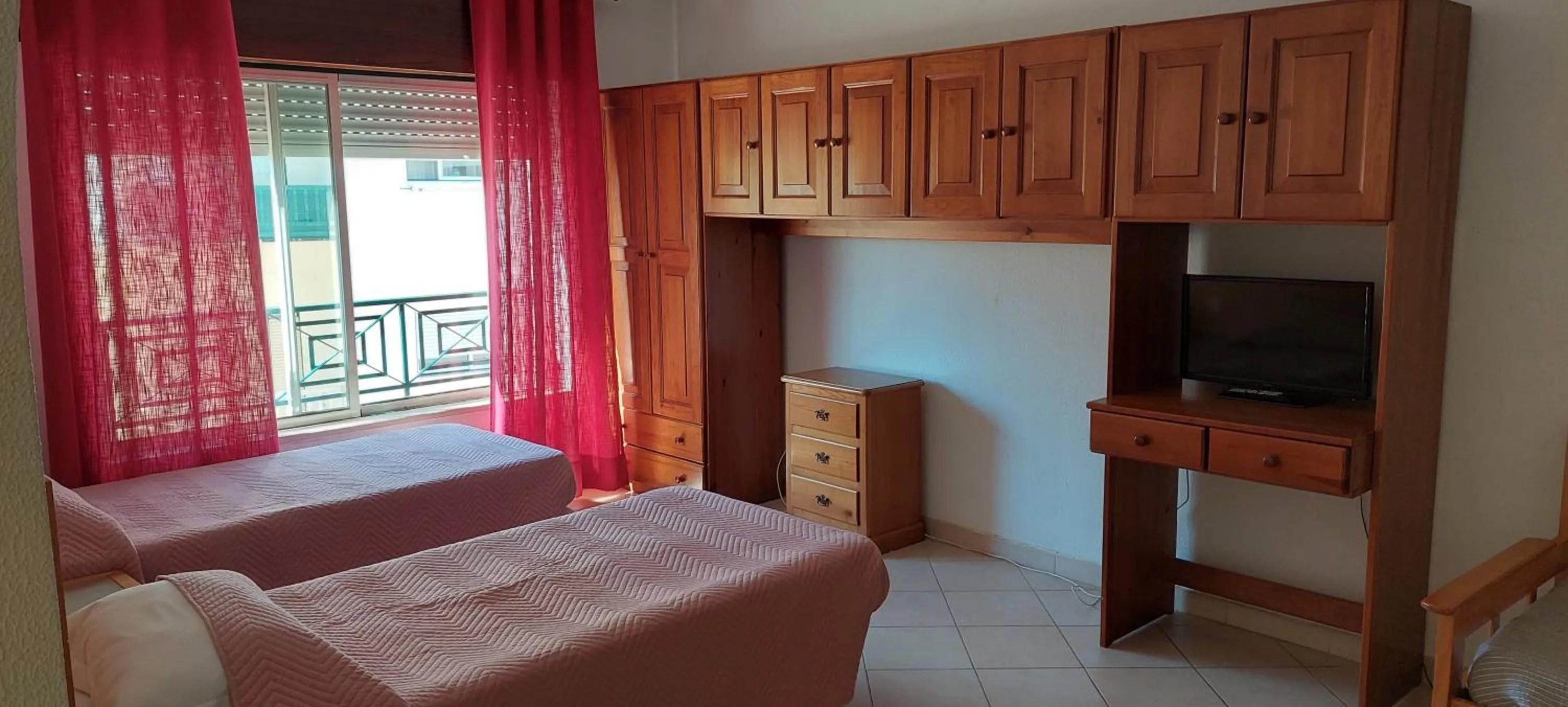 Communal lounge/ TV room, Bed in Castelos da Rocha