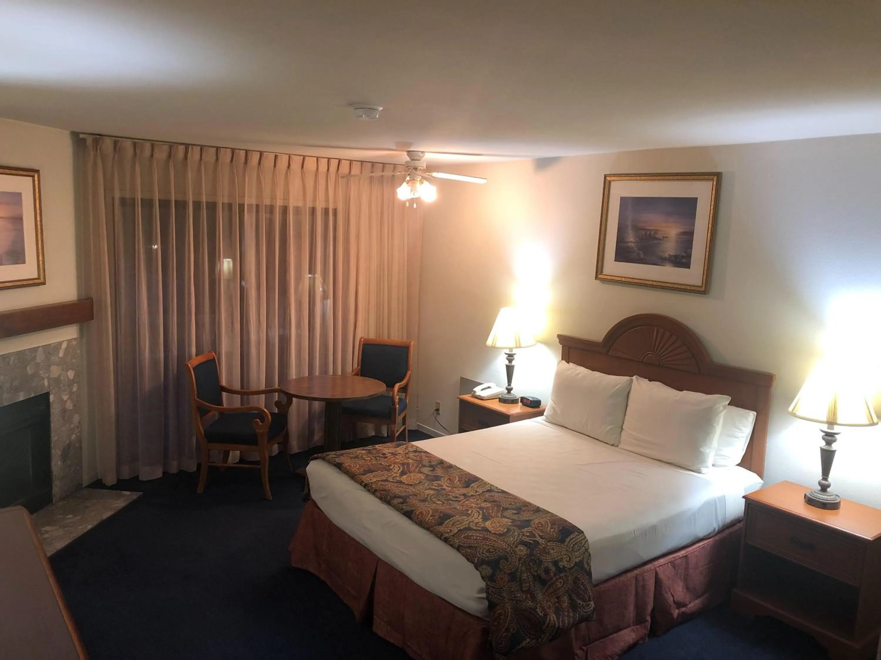 Photo of the whole room, Bed in The Monarch Resort