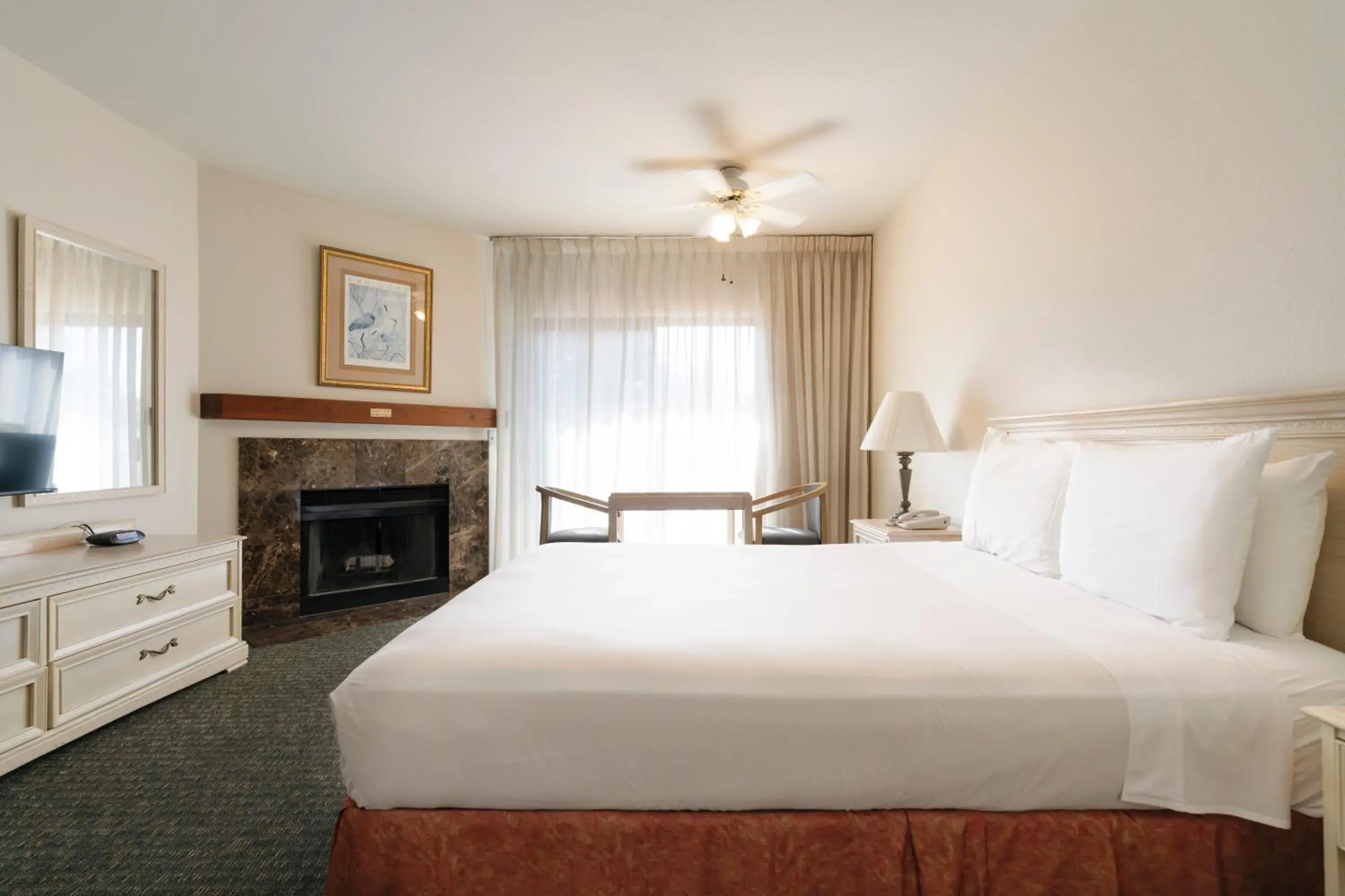 Deluxe King Room in The Monarch Resort Deluxe King Room in The Monarch Resort