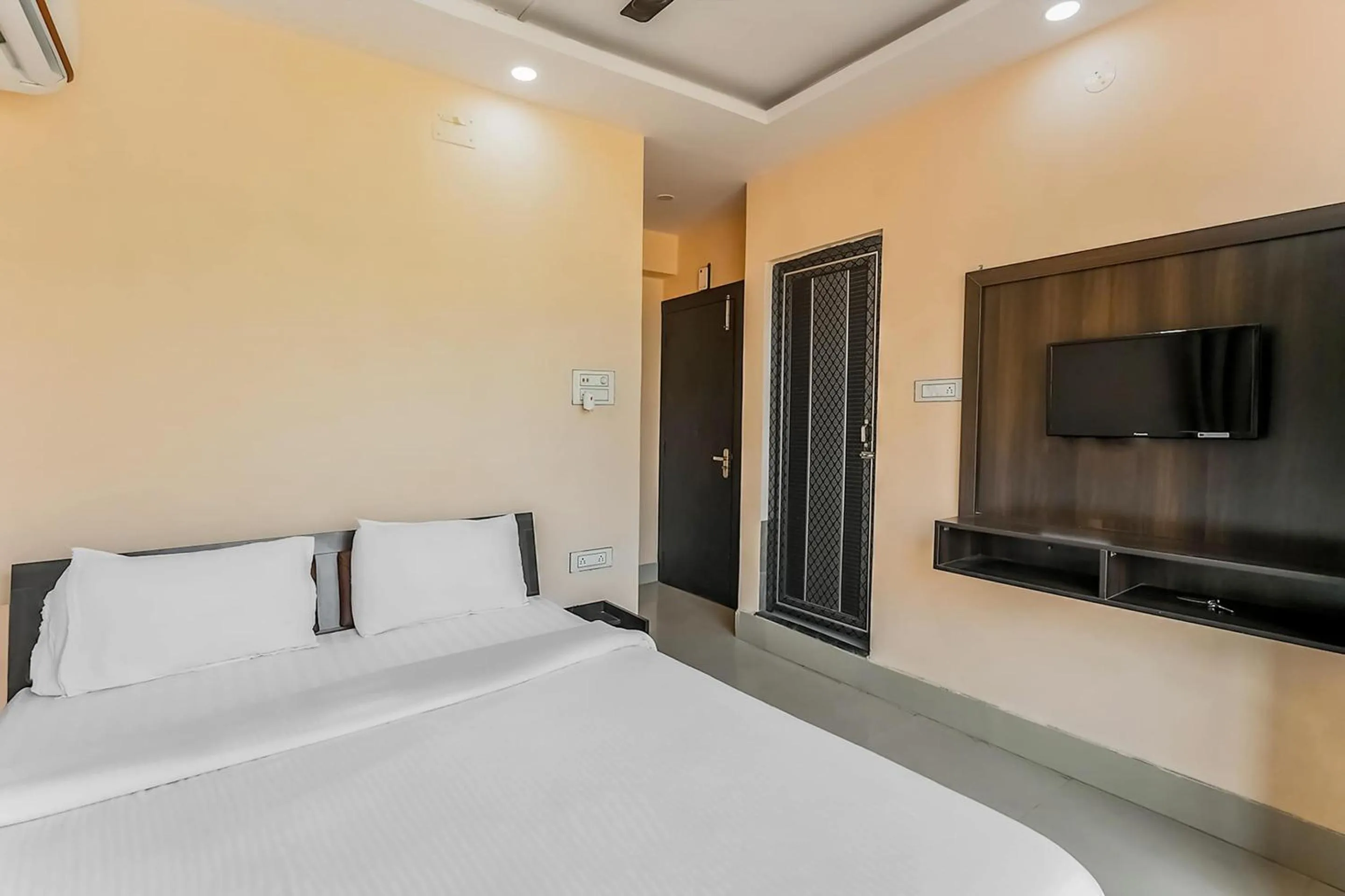 Bedroom, Bed in Super Hotel O The Orchid