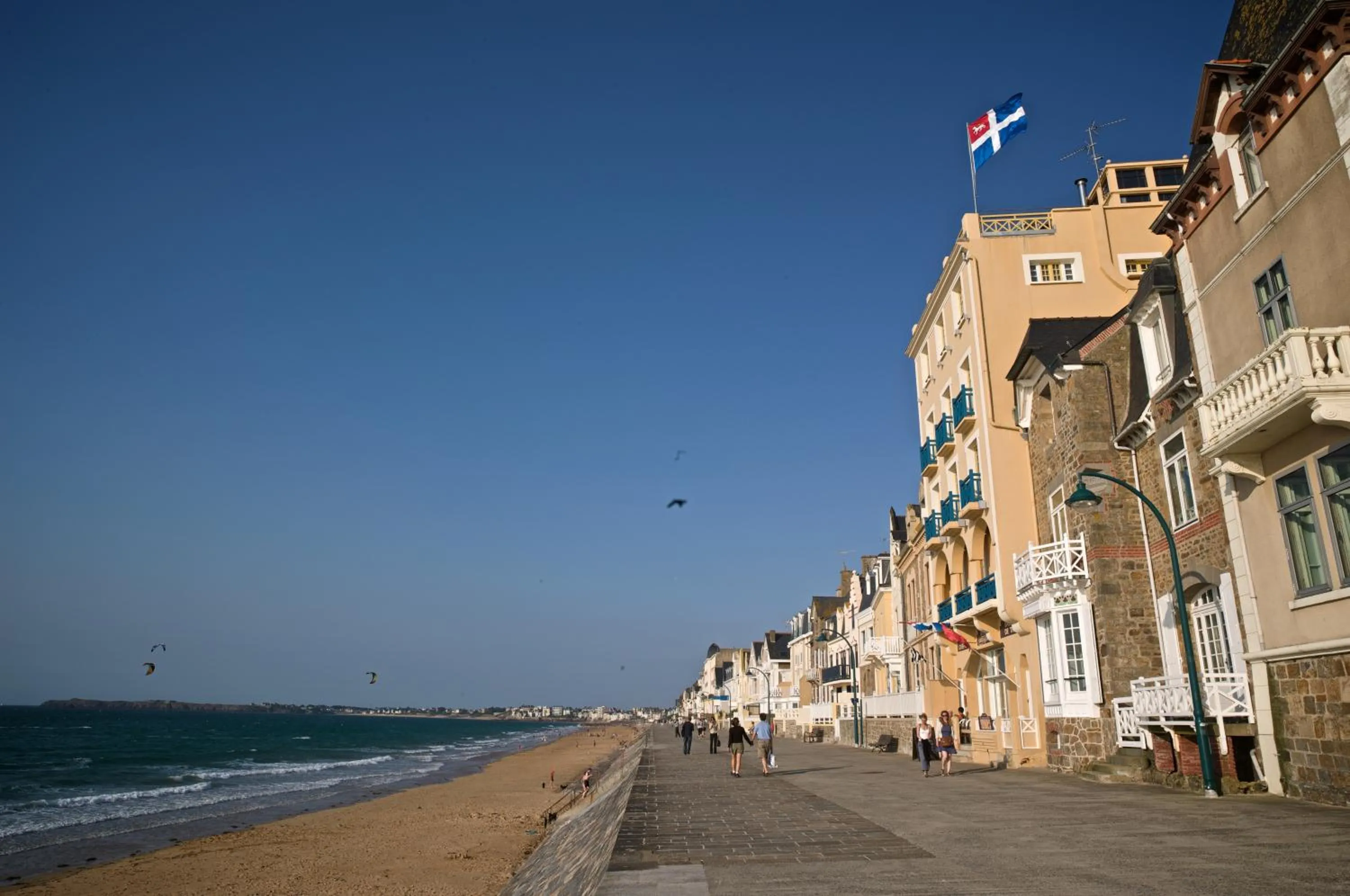 Facade/entrance in Ambassadeurs Logis Hotel