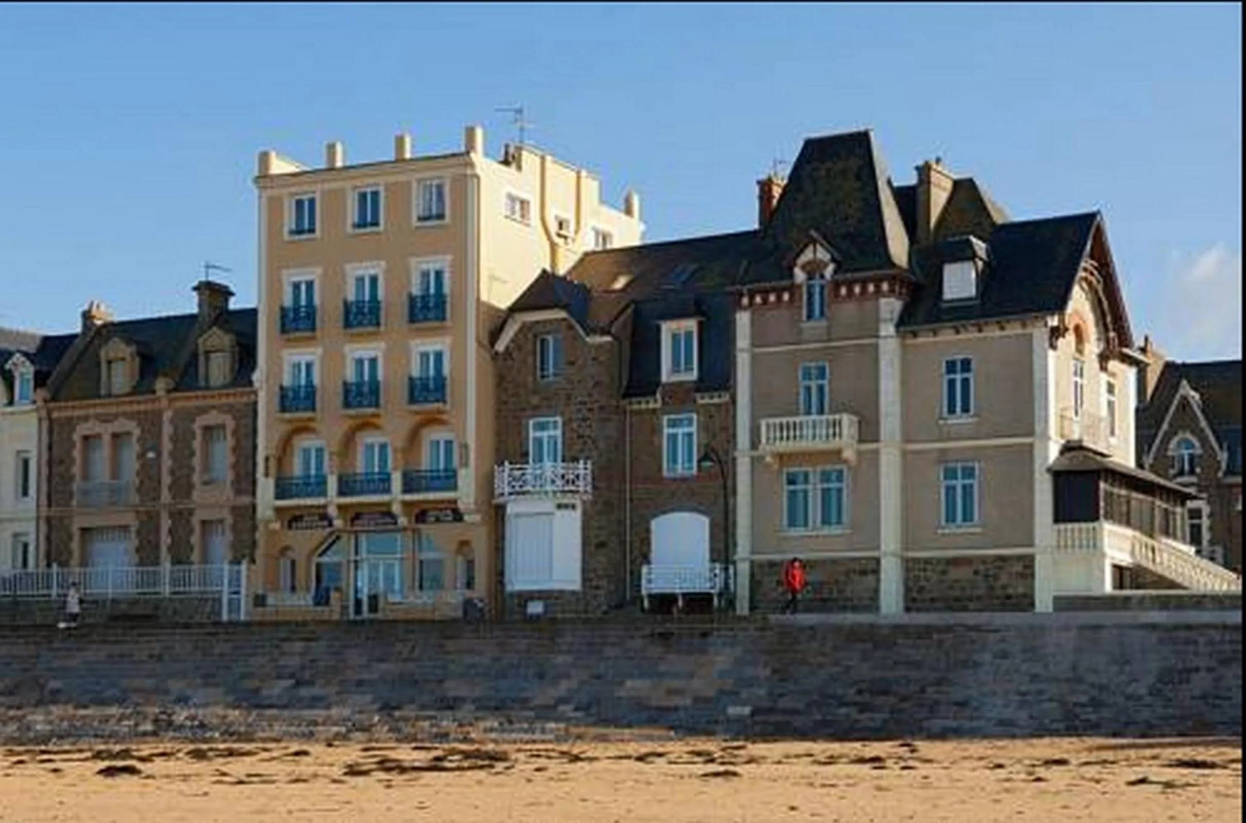 Facade/entrance in Ambassadeurs Logis Hotel