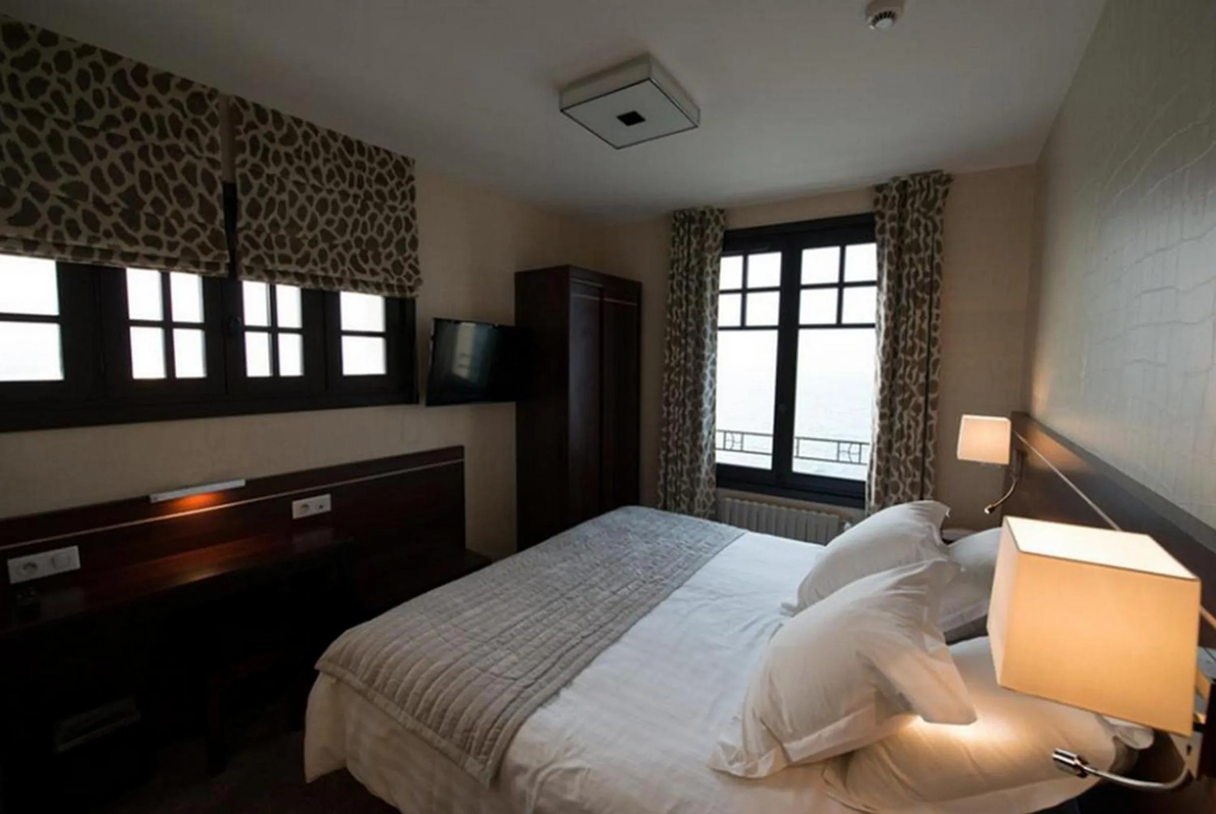 Photo of the whole room, Bed in Ambassadeurs Logis Hotel