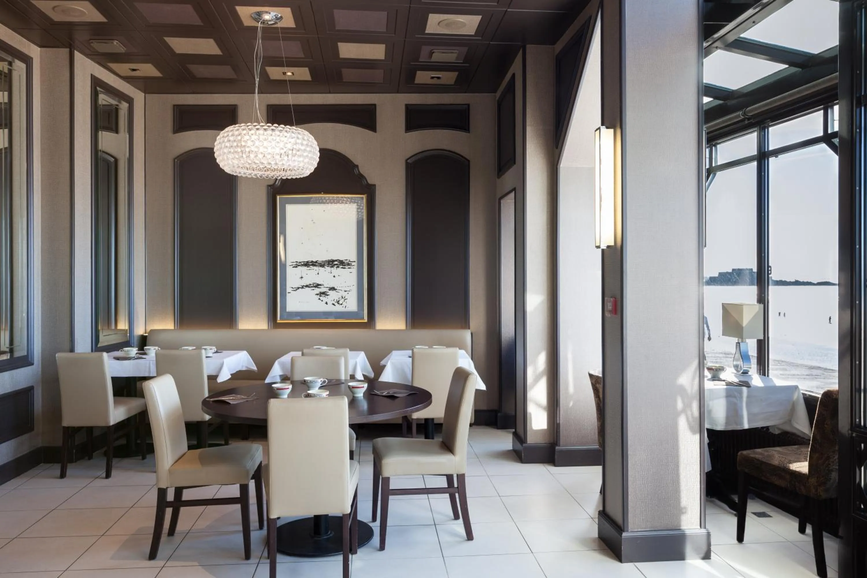 Restaurant/places to eat in Ambassadeurs Logis Hotel