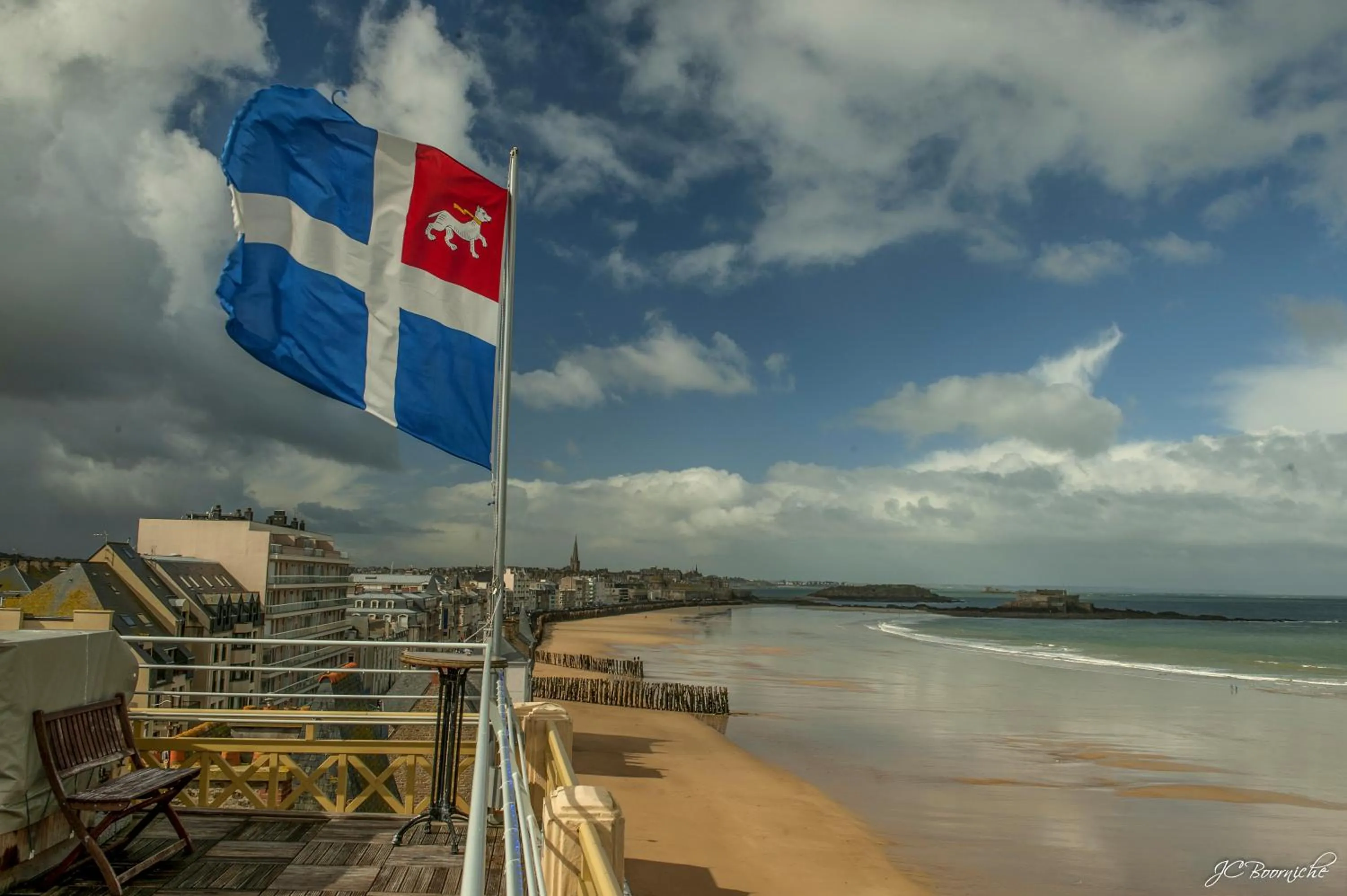 Patio in Ambassadeurs Logis Hotel