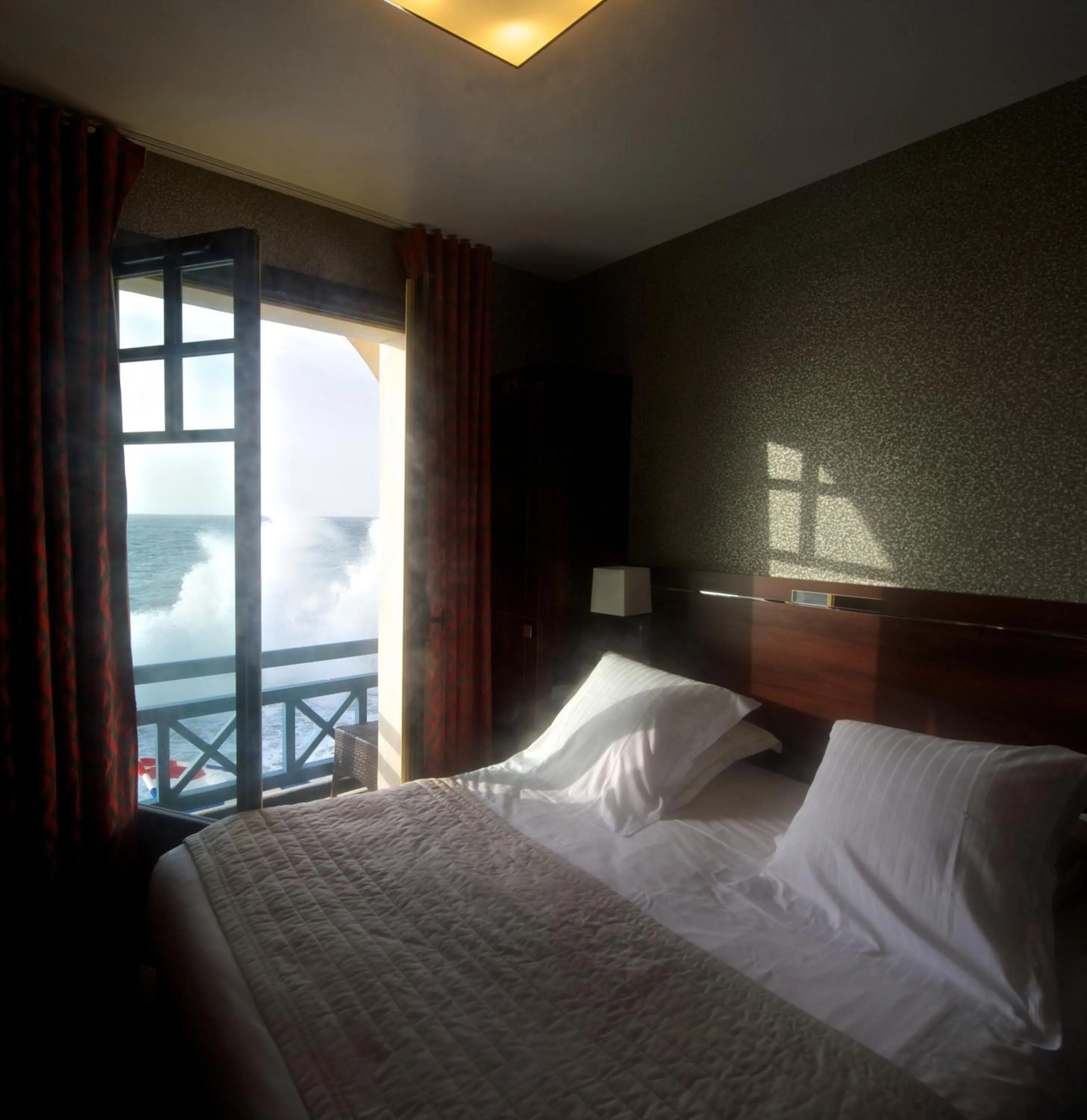 Bed in Ambassadeurs Logis Hotel