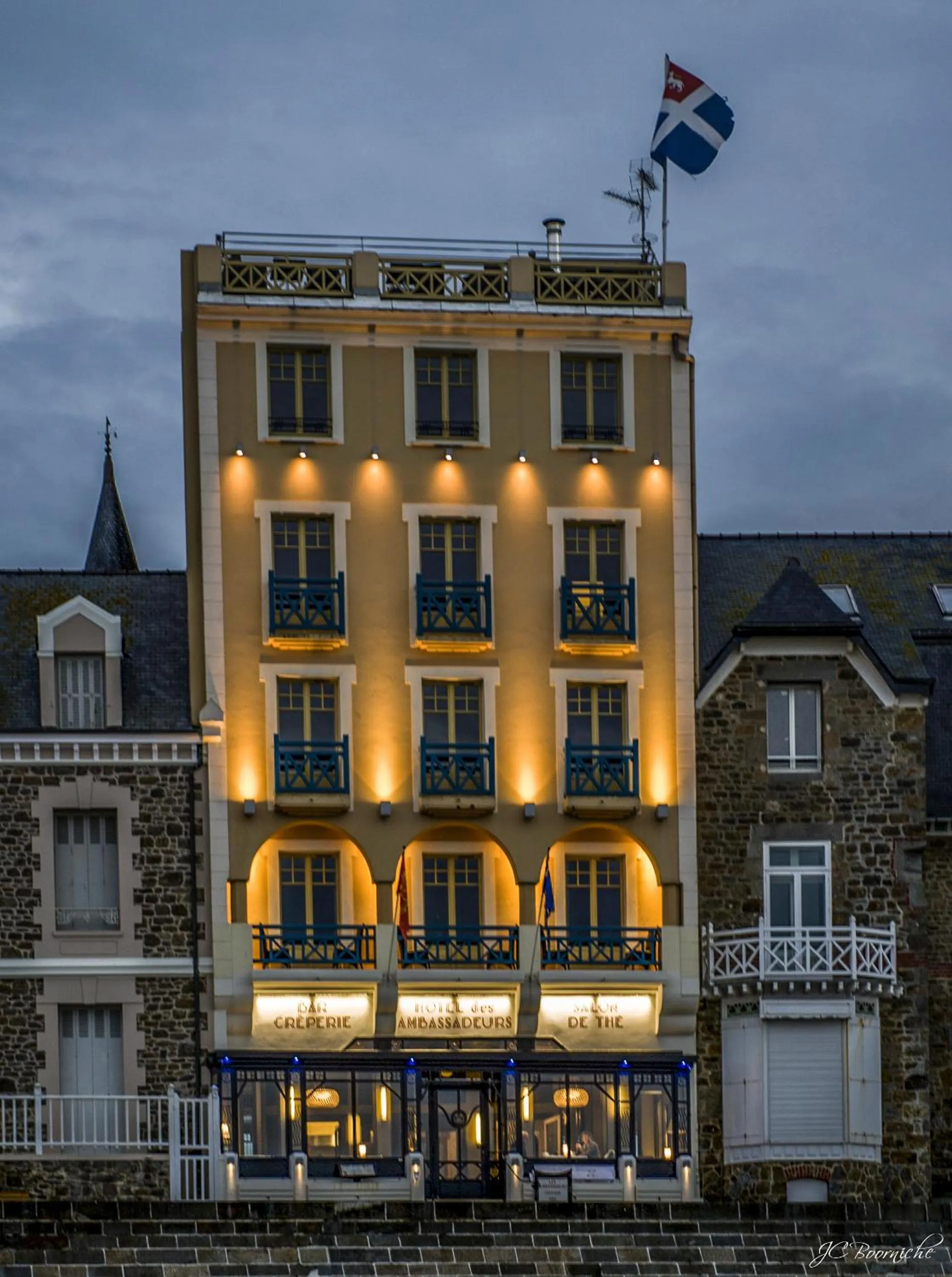 Facade/entrance in Ambassadeurs Logis Hotel