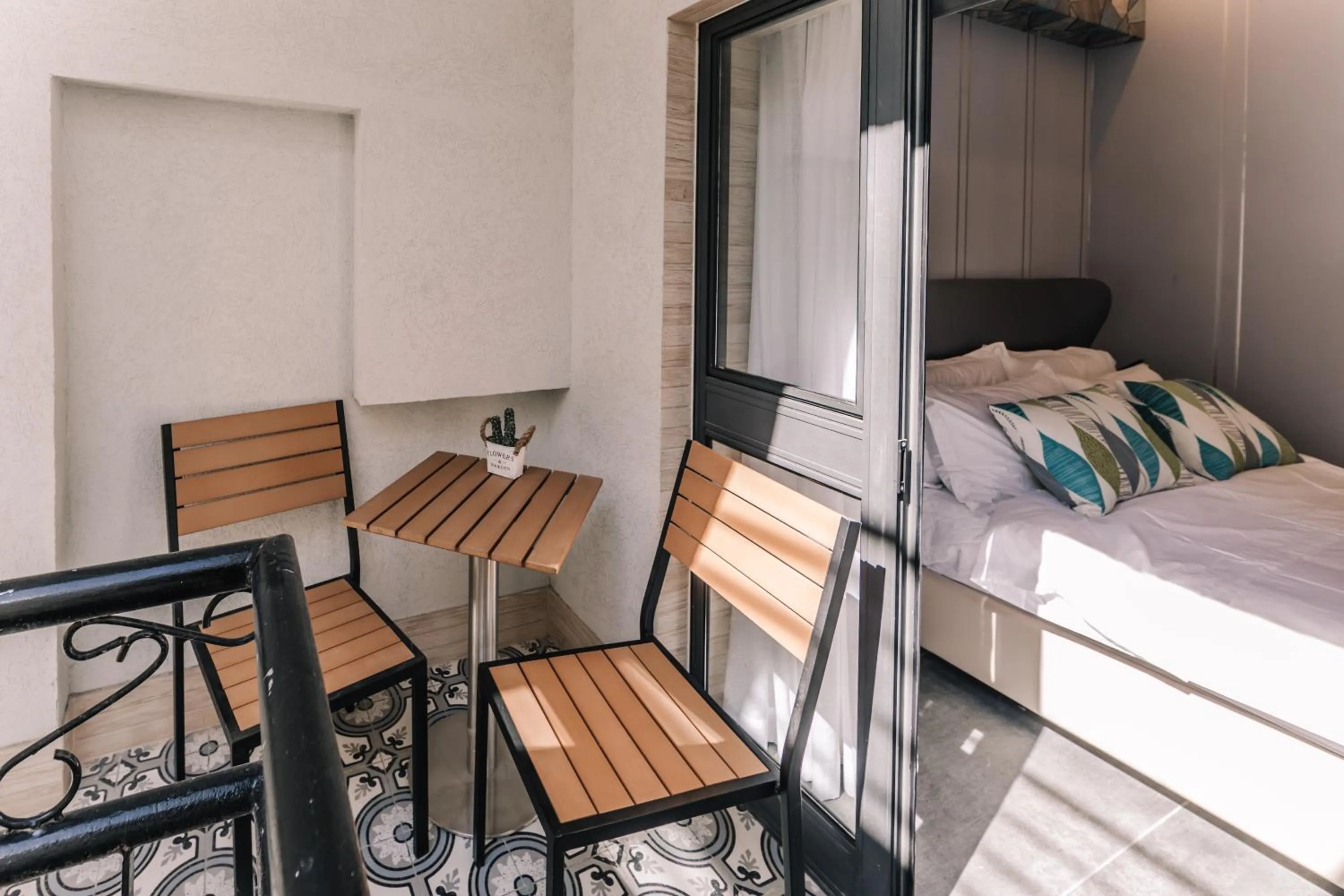 Balcony/Terrace, Bed in King's Rooftop Studios