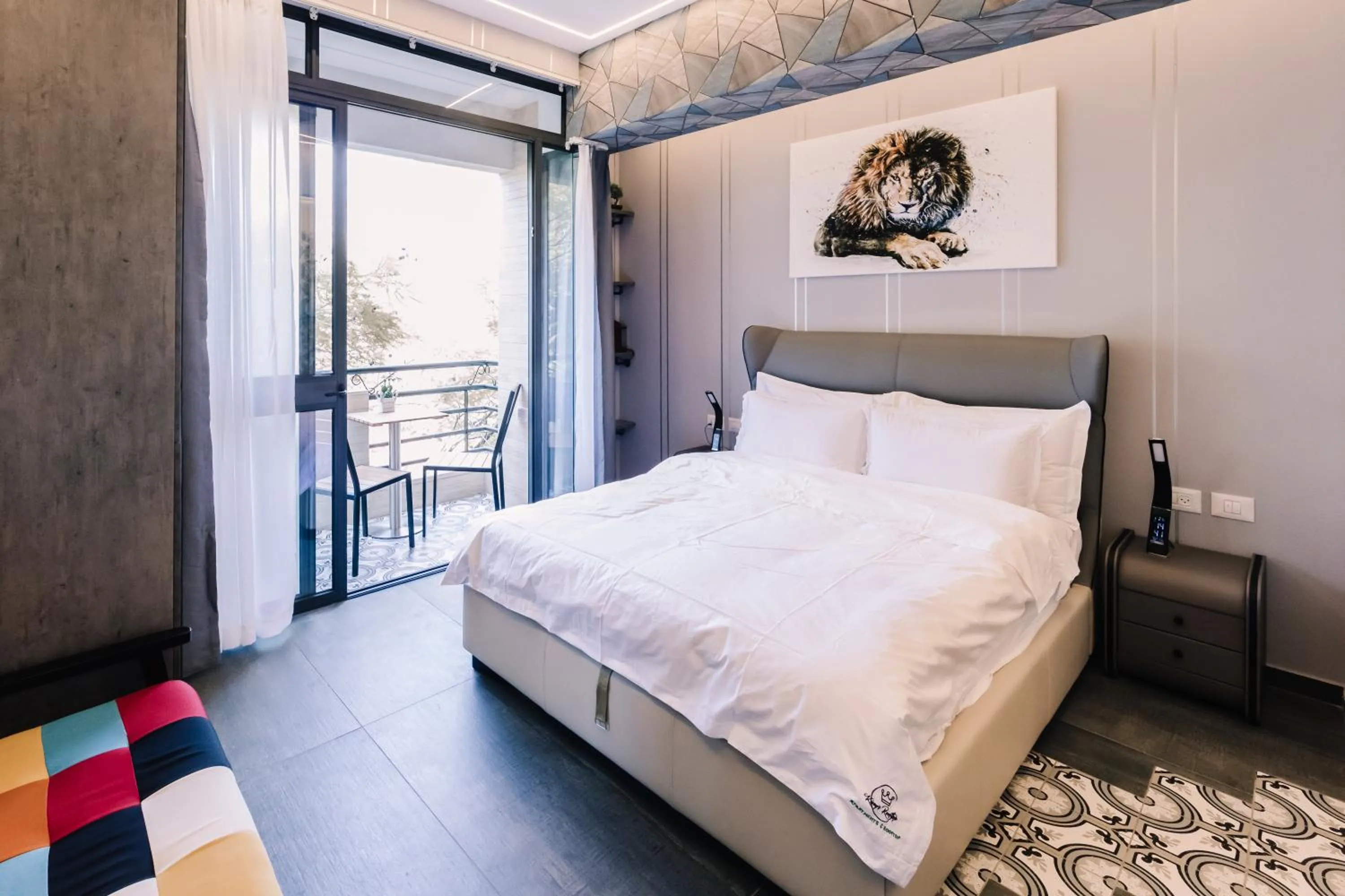 Photo of the whole room, Bed in King's Rooftop Studios