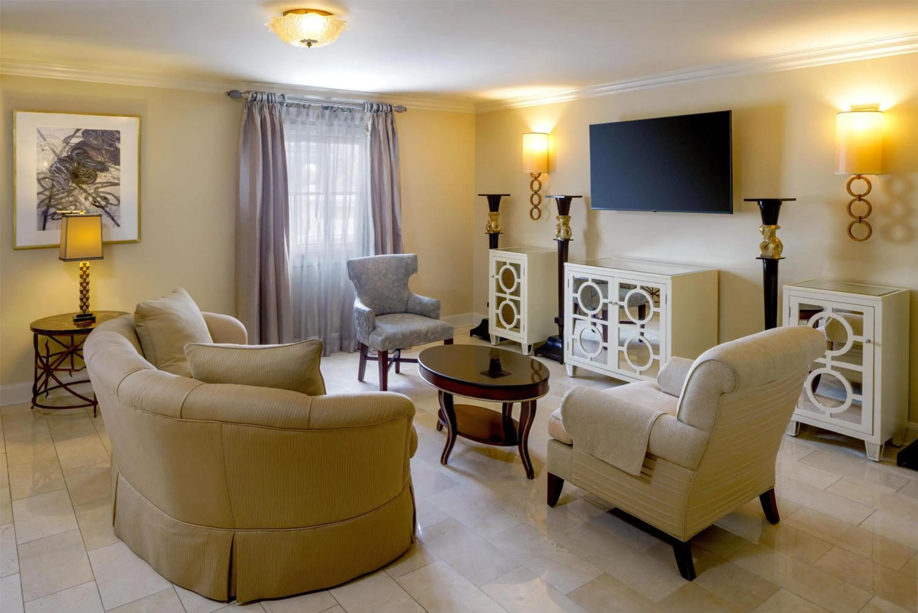 Photo of the whole room in The Royal Sonesta New Orleans