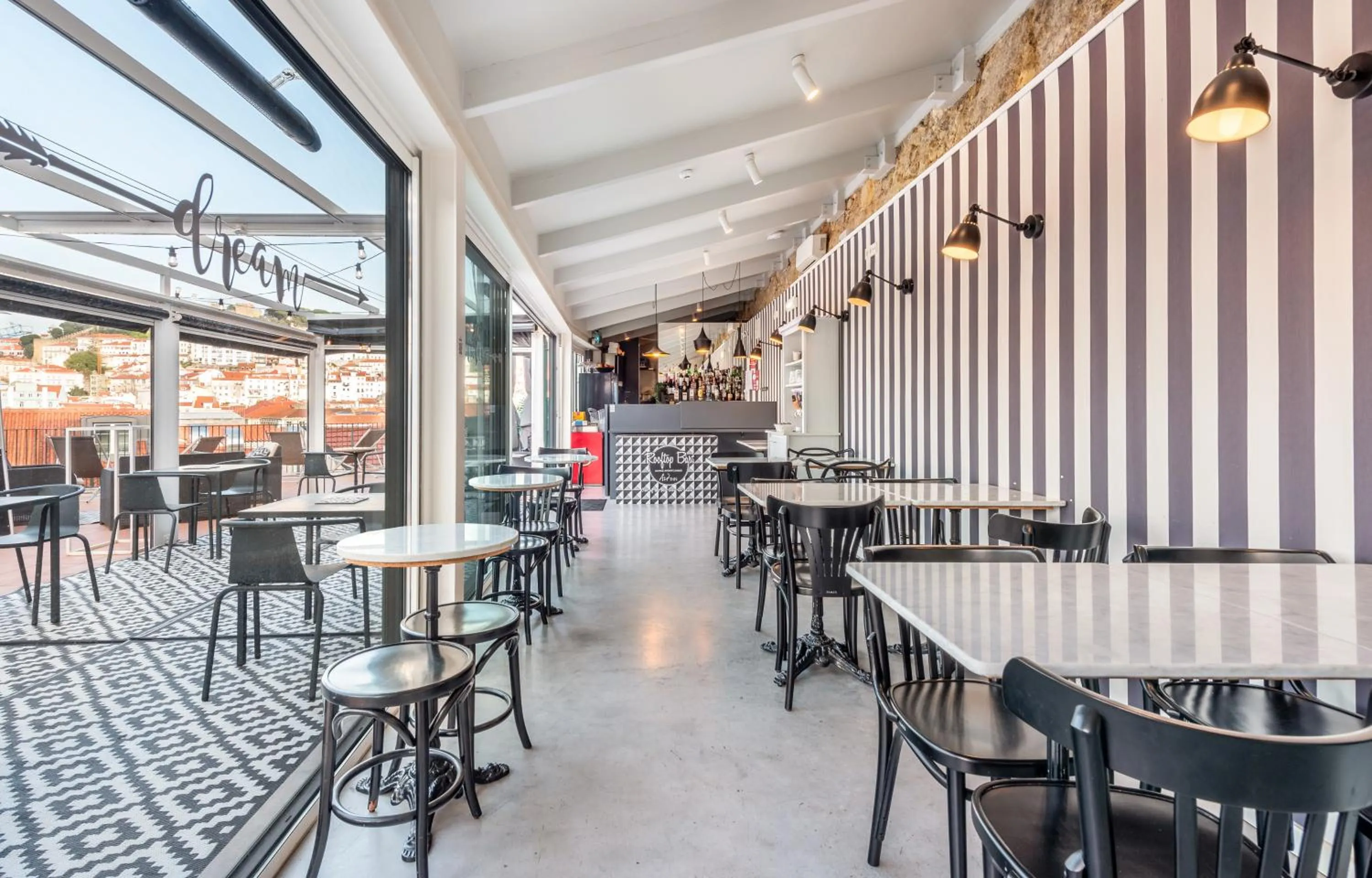 Restaurant/places to eat in The ART INN Lisbon