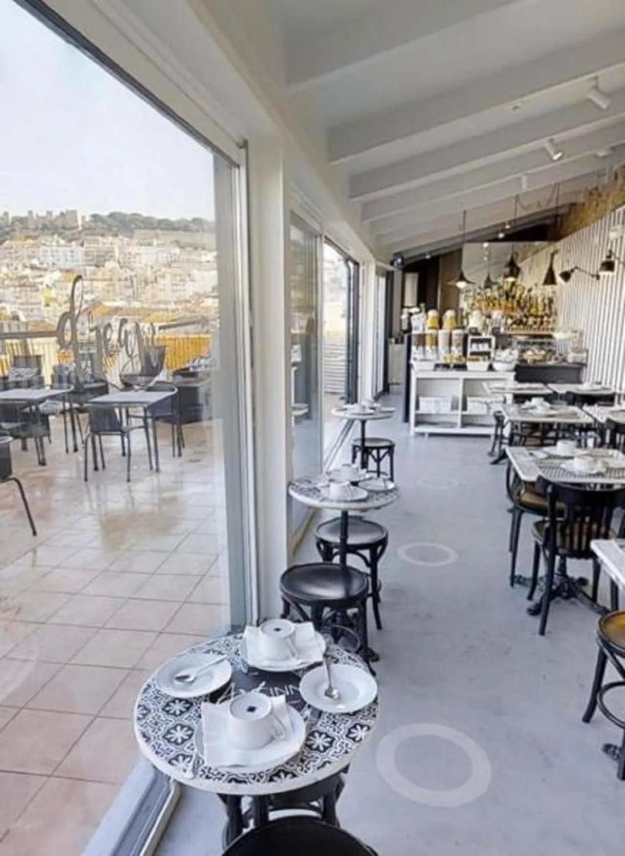 Restaurant/places to eat in The ART INN Lisbon