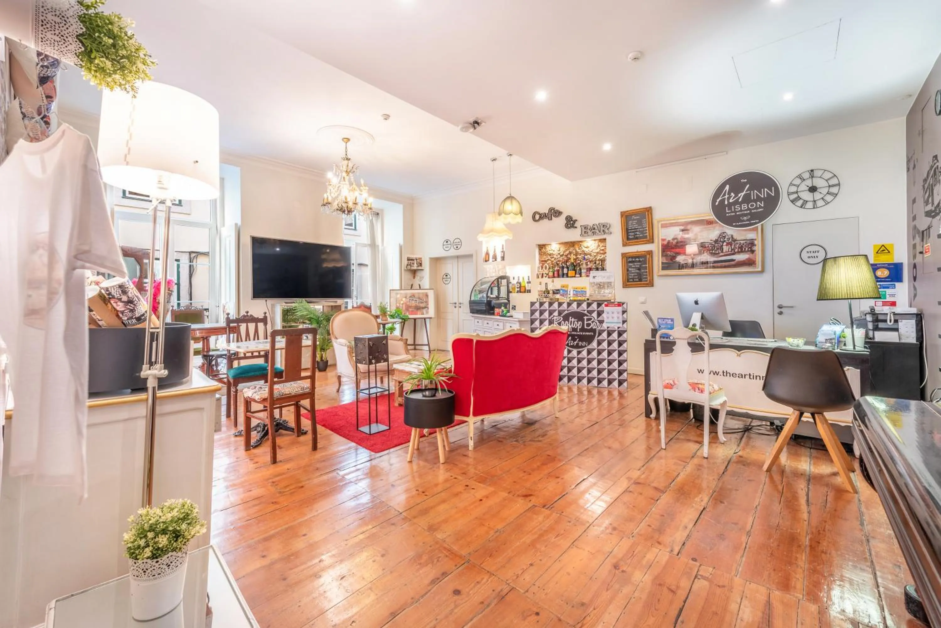 Lobby or reception in The ART INN Lisbon