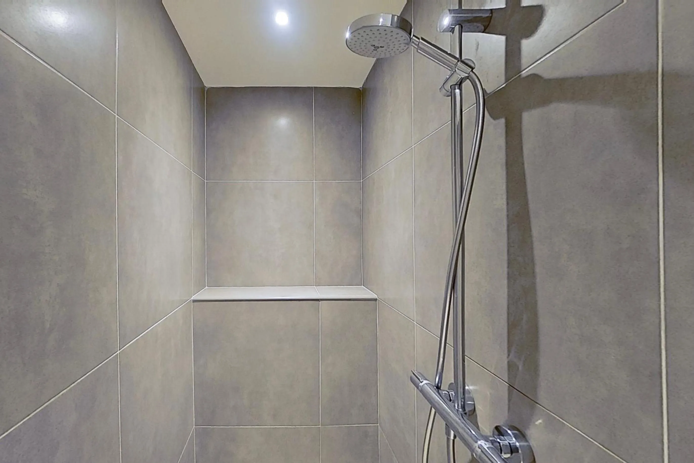 Shower in La Villa Dupont d'Avignon