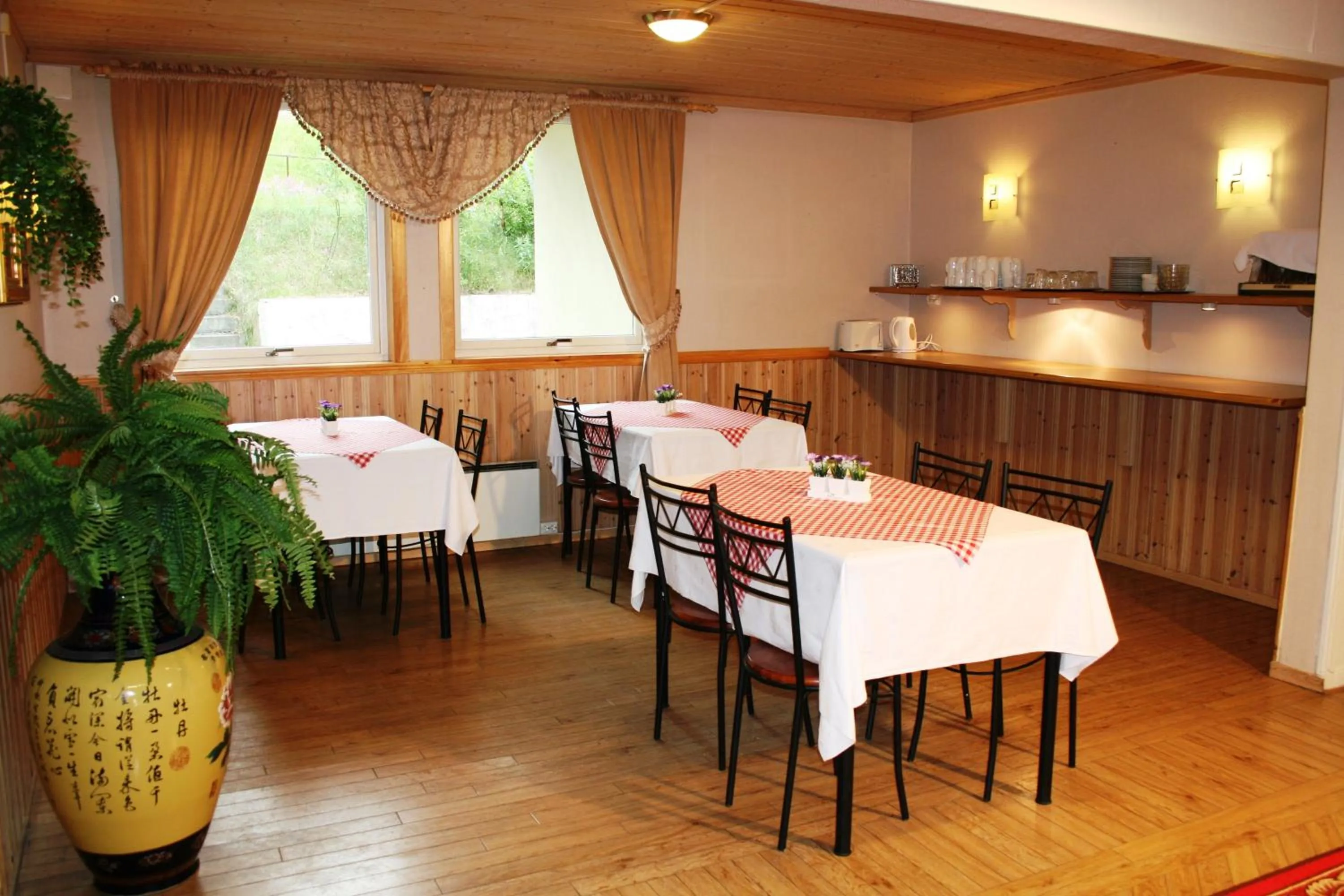 Restaurant/places to eat in Barents Hotell