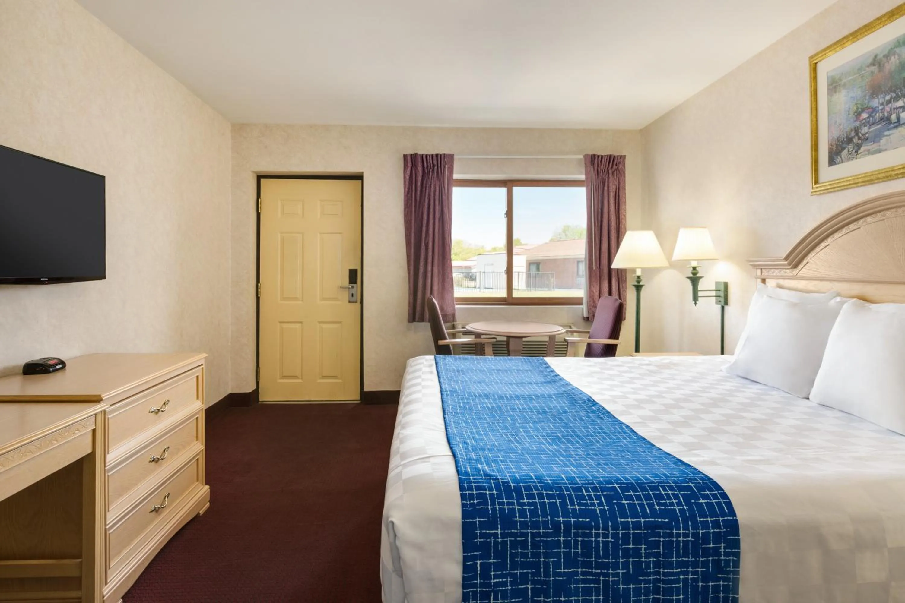 Photo of the whole room, Bed in Travelodge by Wyndham Niagara Falls - New York