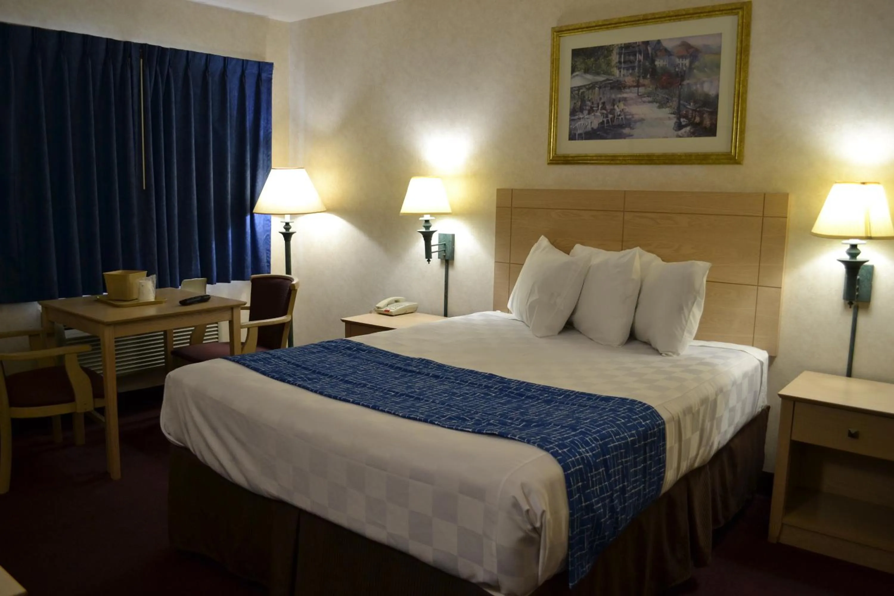 Photo of the whole room, Bed in Travelodge by Wyndham Niagara Falls - New York