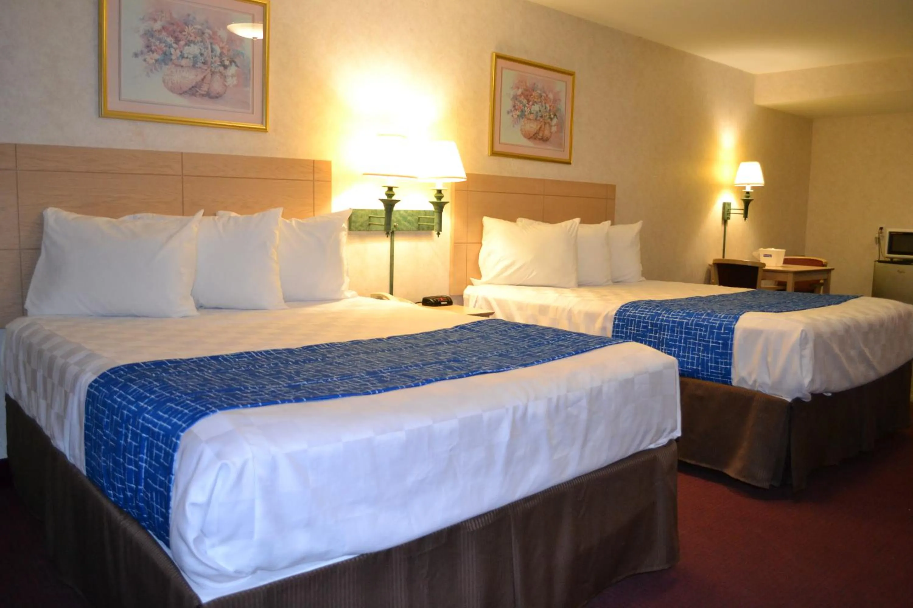Photo of the whole room, Bed in Travelodge by Wyndham Niagara Falls - New York