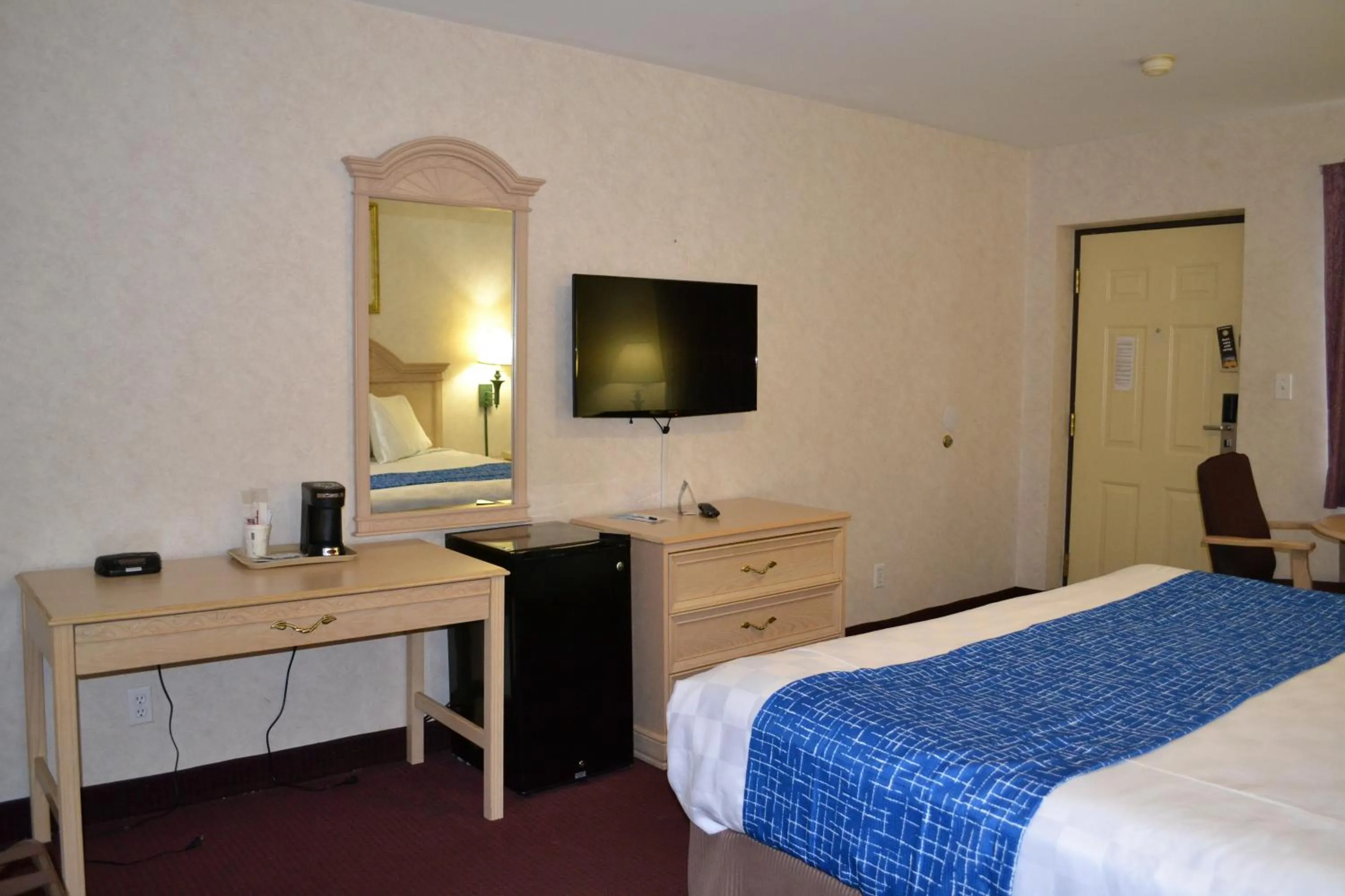 Photo of the whole room, Bed in Travelodge by Wyndham Niagara Falls - New York
