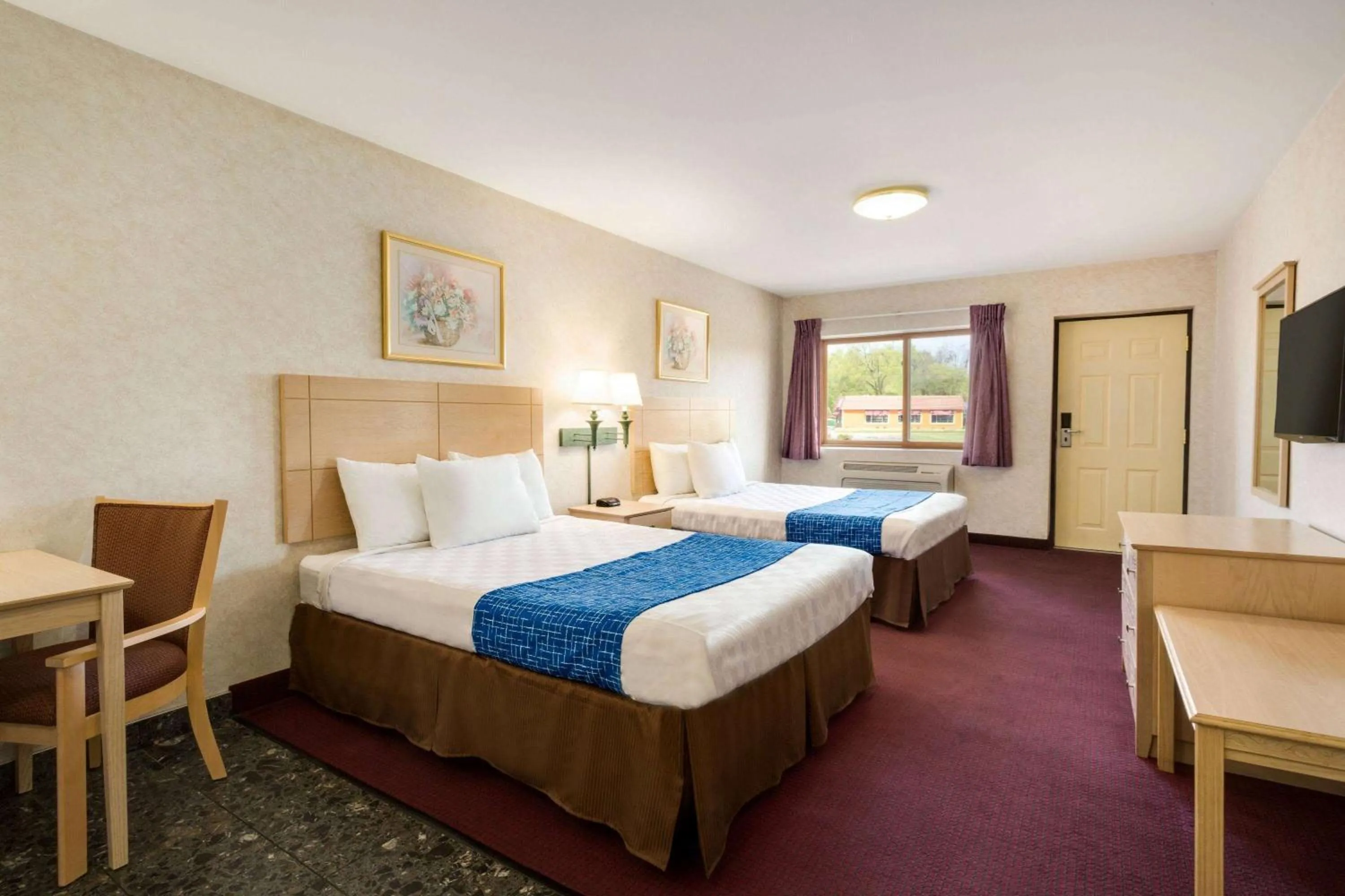 Photo of the whole room, Bed in Travelodge by Wyndham Niagara Falls - New York