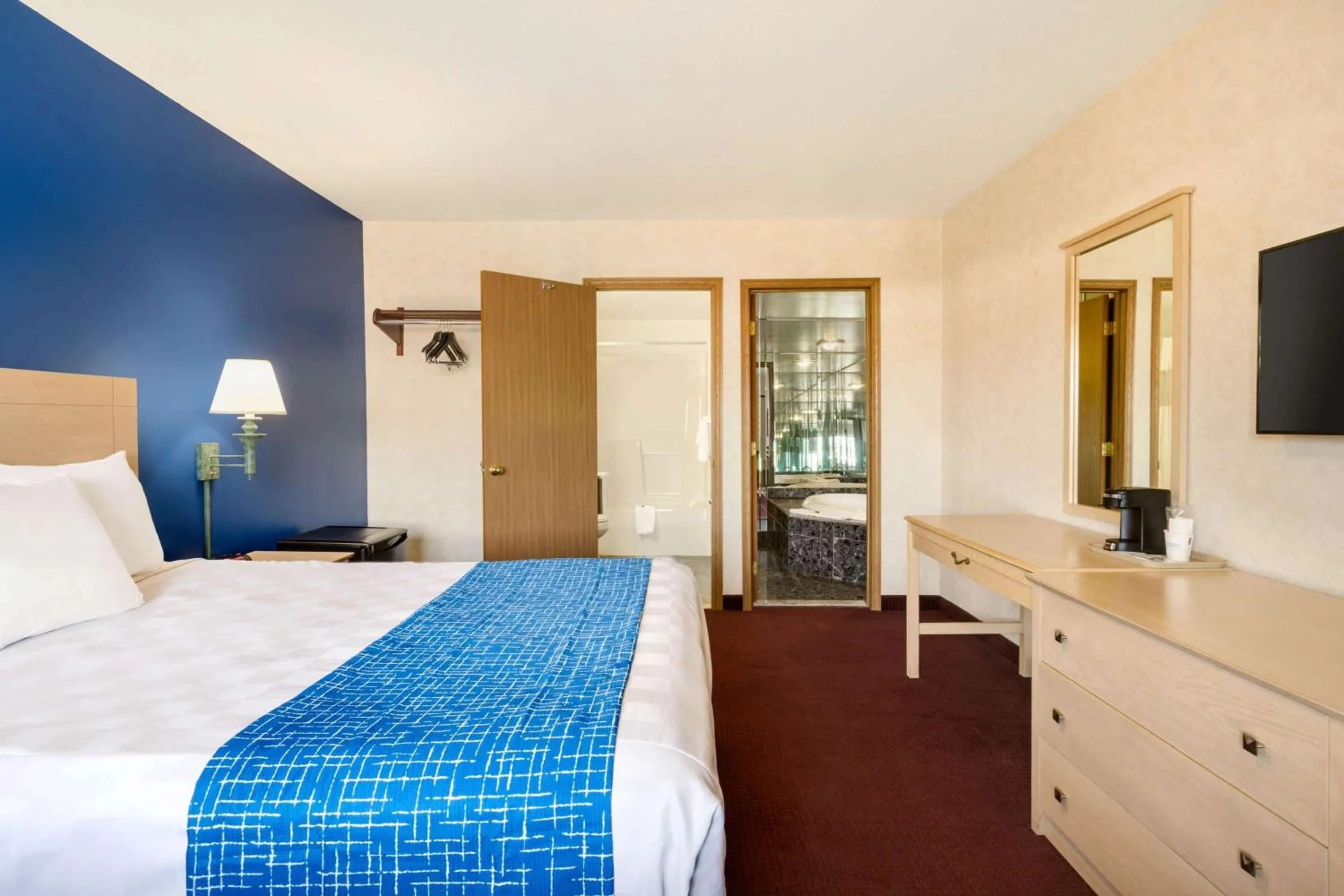 Photo of the whole room, Bed in Travelodge by Wyndham Niagara Falls - New York