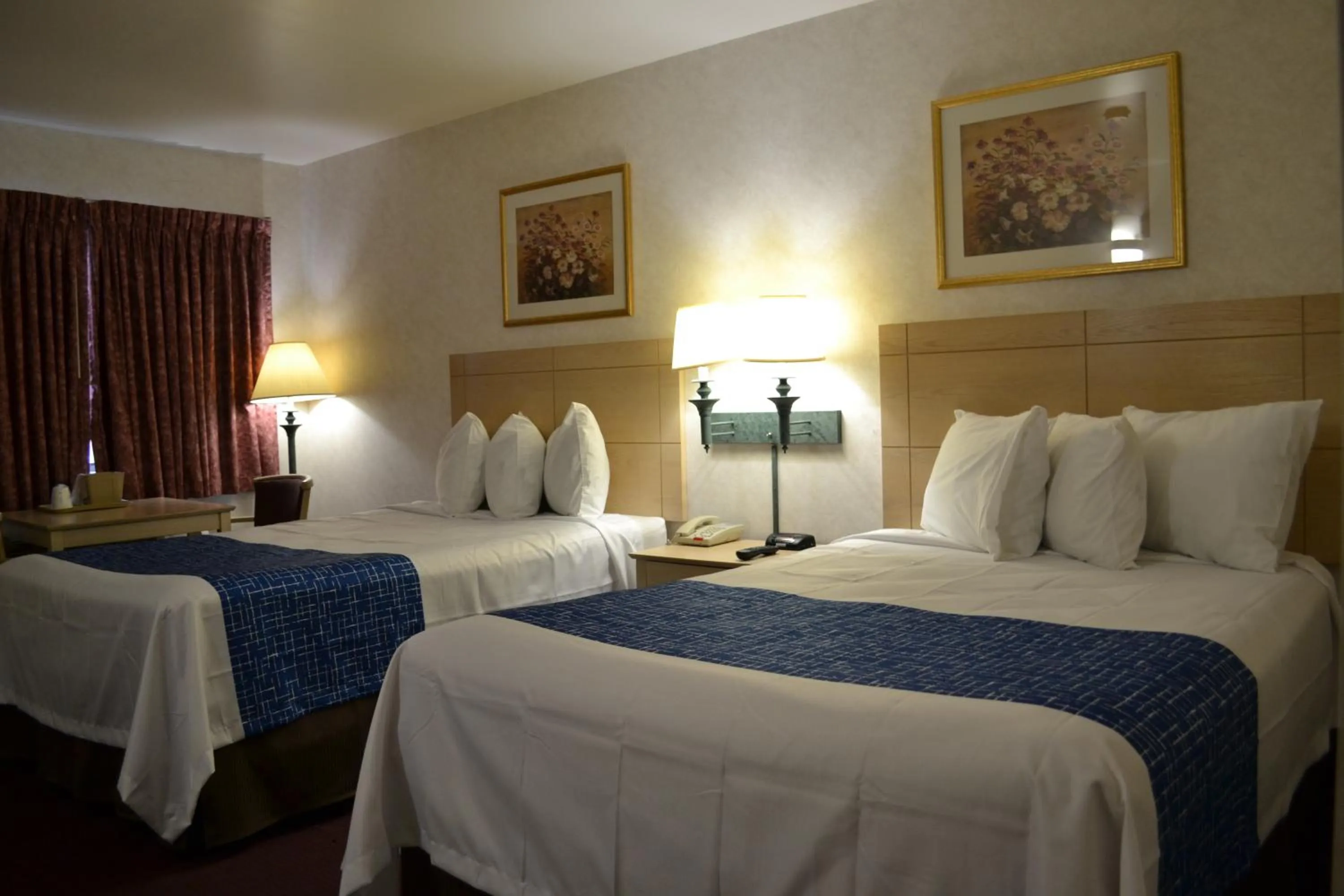 Photo of the whole room, Bed in Travelodge by Wyndham Niagara Falls - New York
