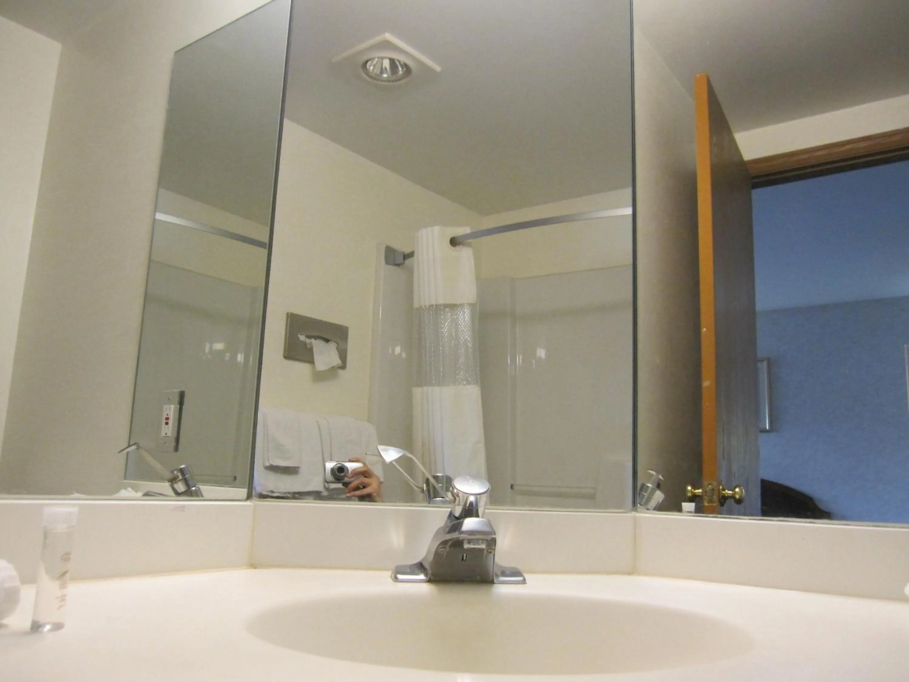 Bathroom in Travelodge by Wyndham Niagara Falls - New York