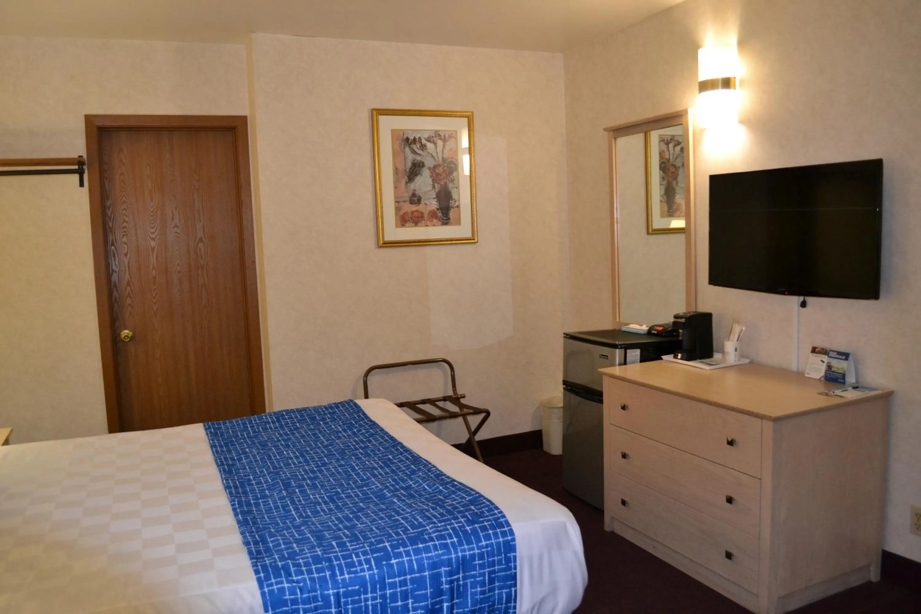 Photo of the whole room, Bed in Travelodge by Wyndham Niagara Falls - New York