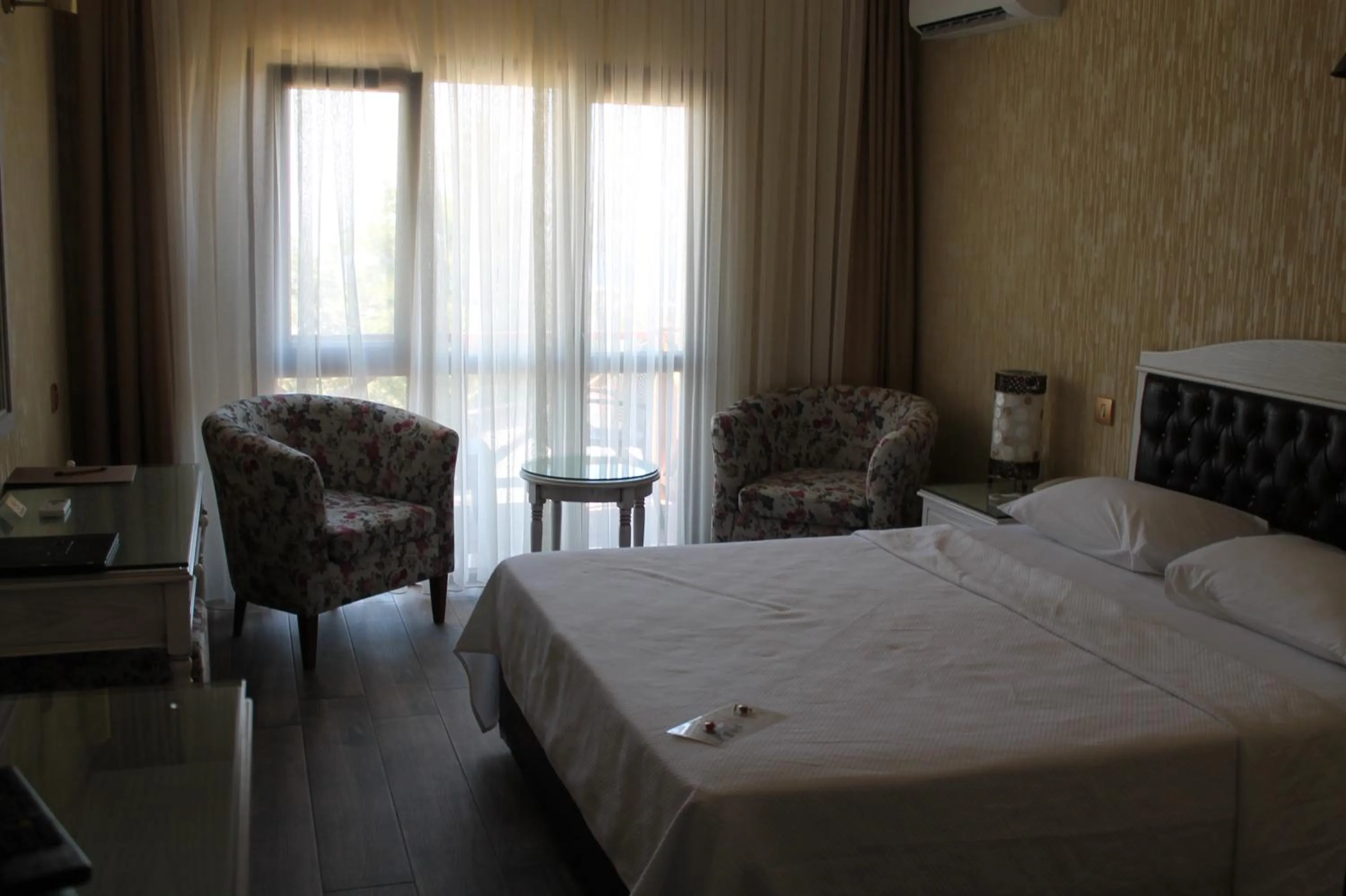 Photo of the whole room, Bed in Bella View Art Boutique Hotel