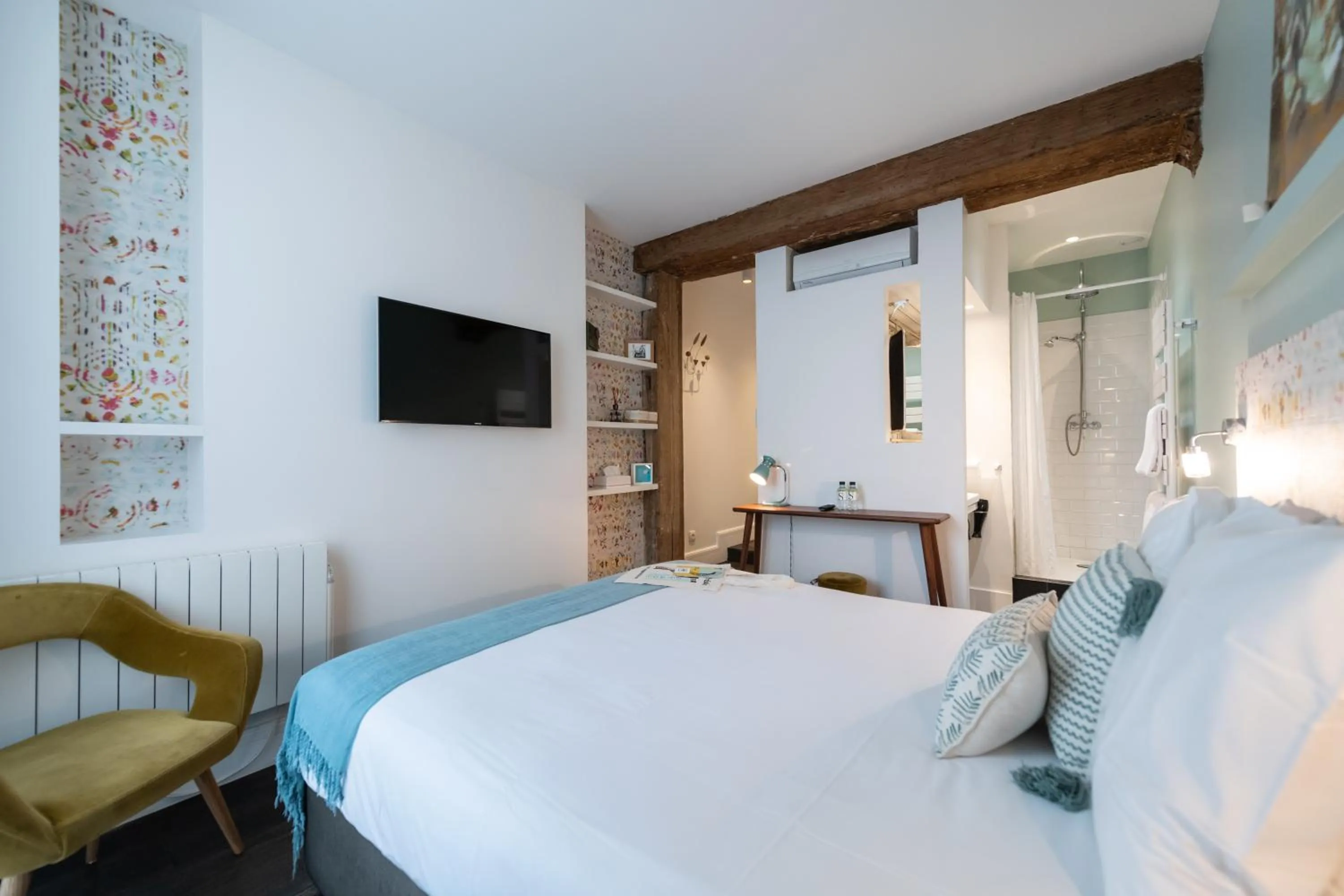 Photo of the whole room, Bed in 1er Etage Marais