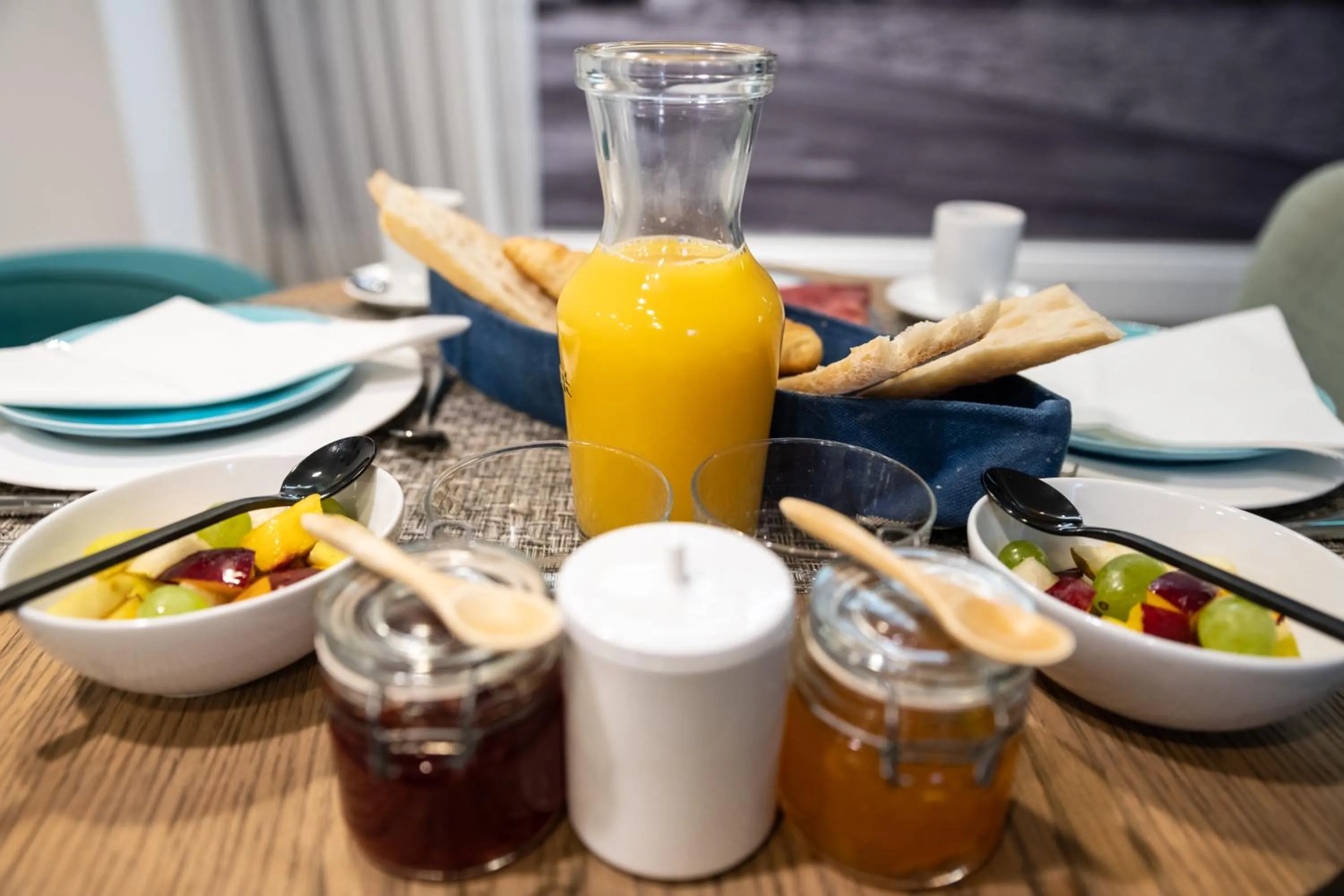 Continental breakfast in 1er Etage Marais