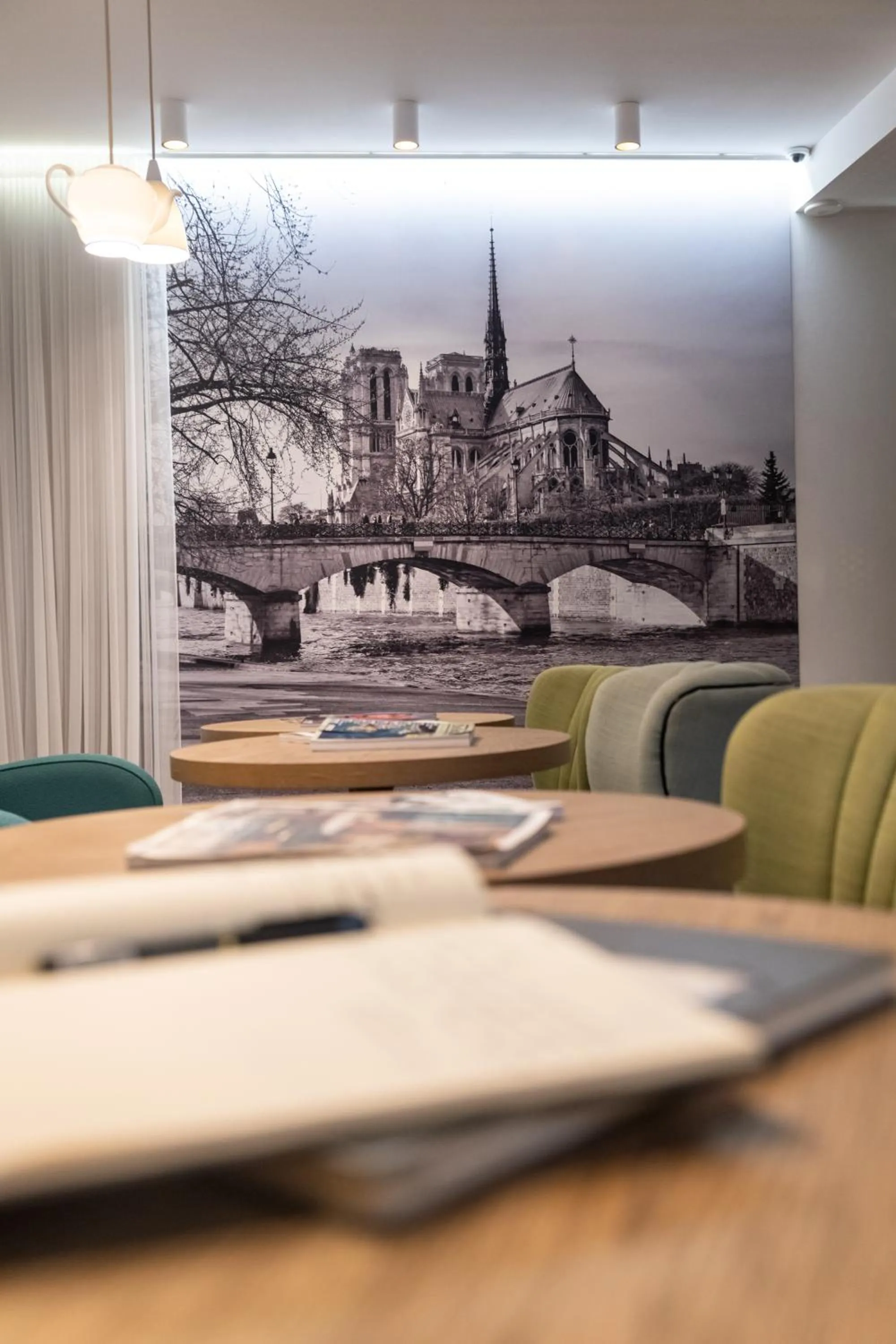 Communal lounge/ TV room in 1er Etage Marais