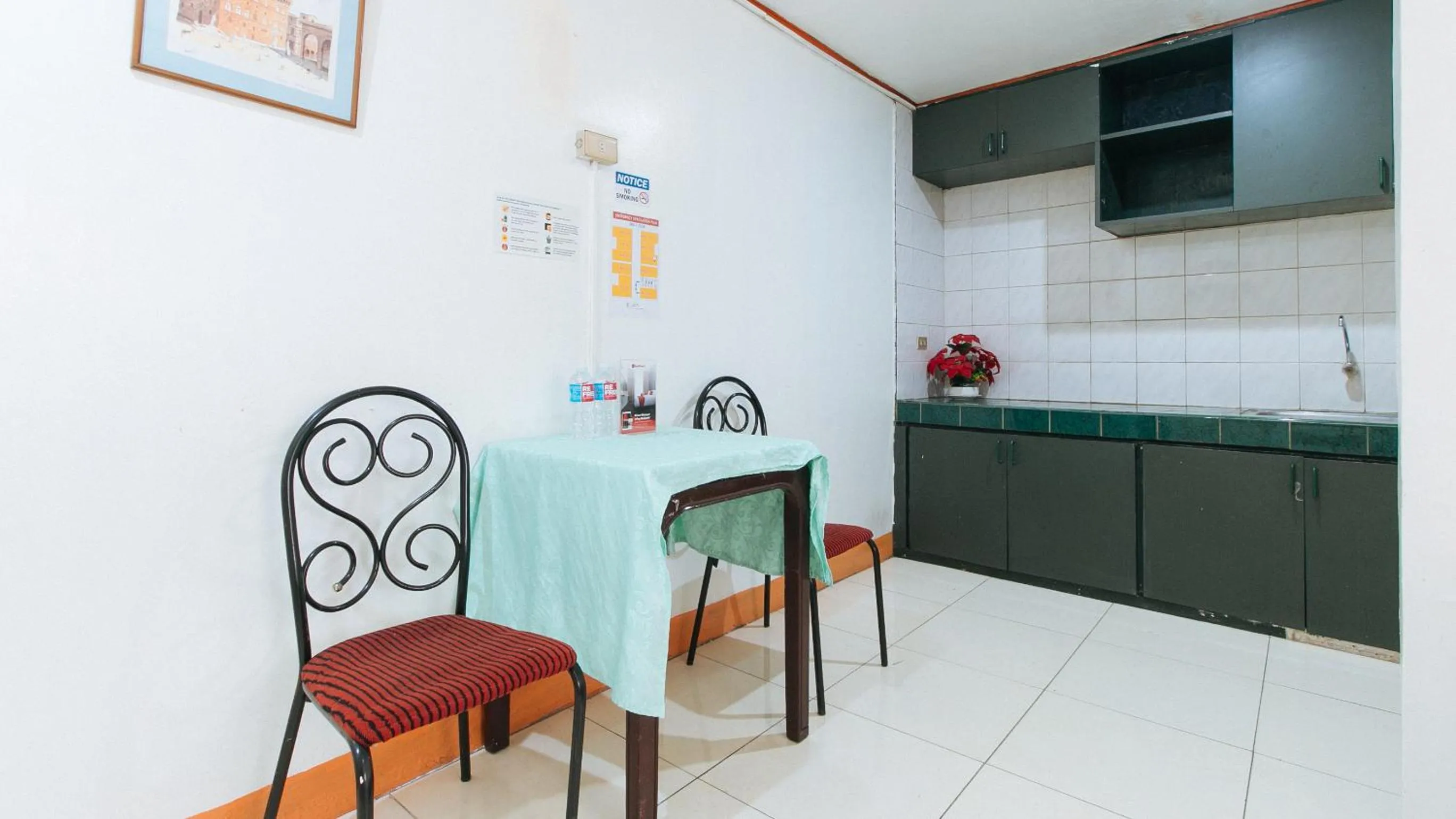 Kitchen or kitchenette in RedDoorz near East Avenue Medical Center