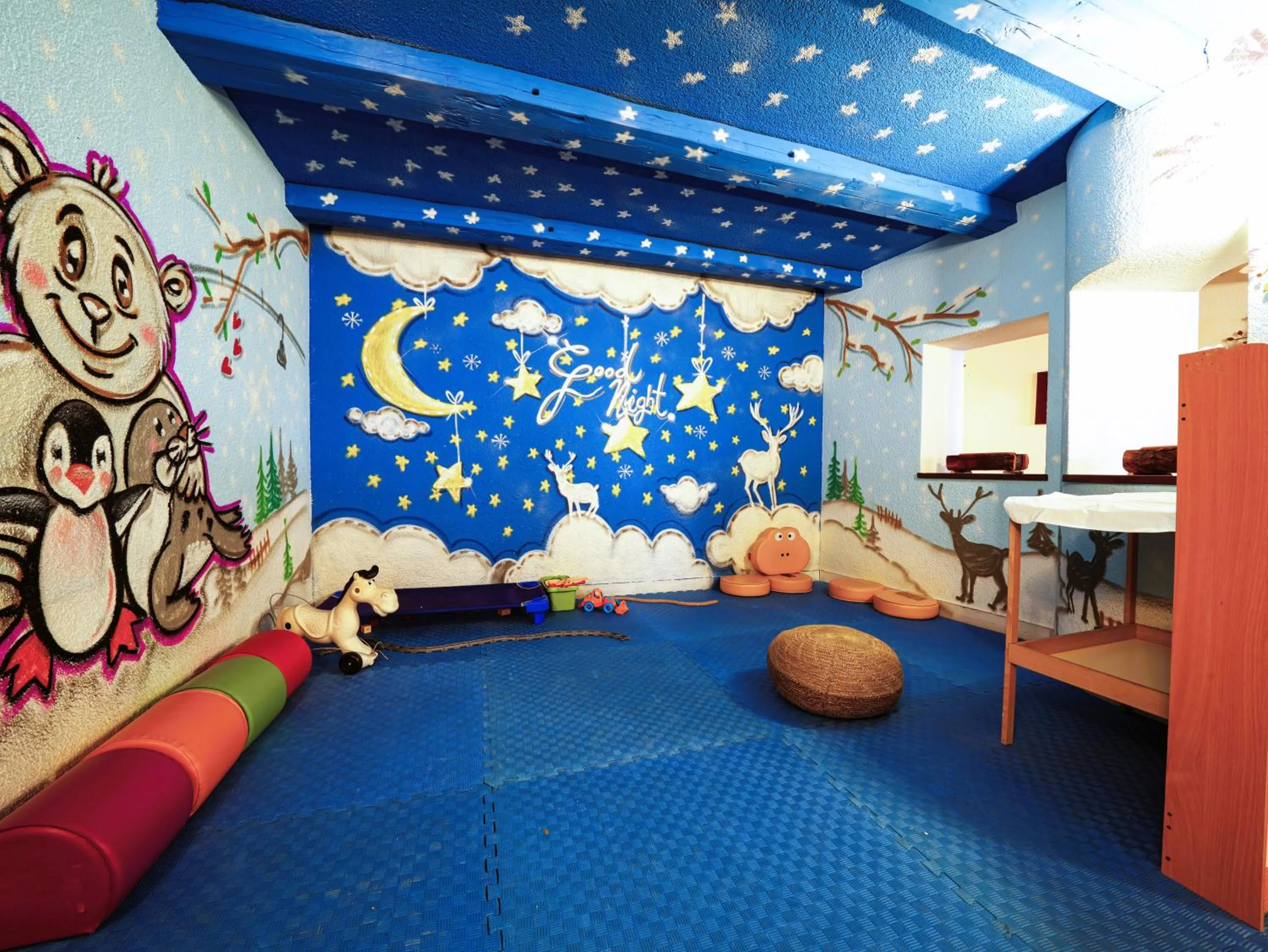 Children play ground, Bed in Hotel Arlecchino - Dada Hotels
