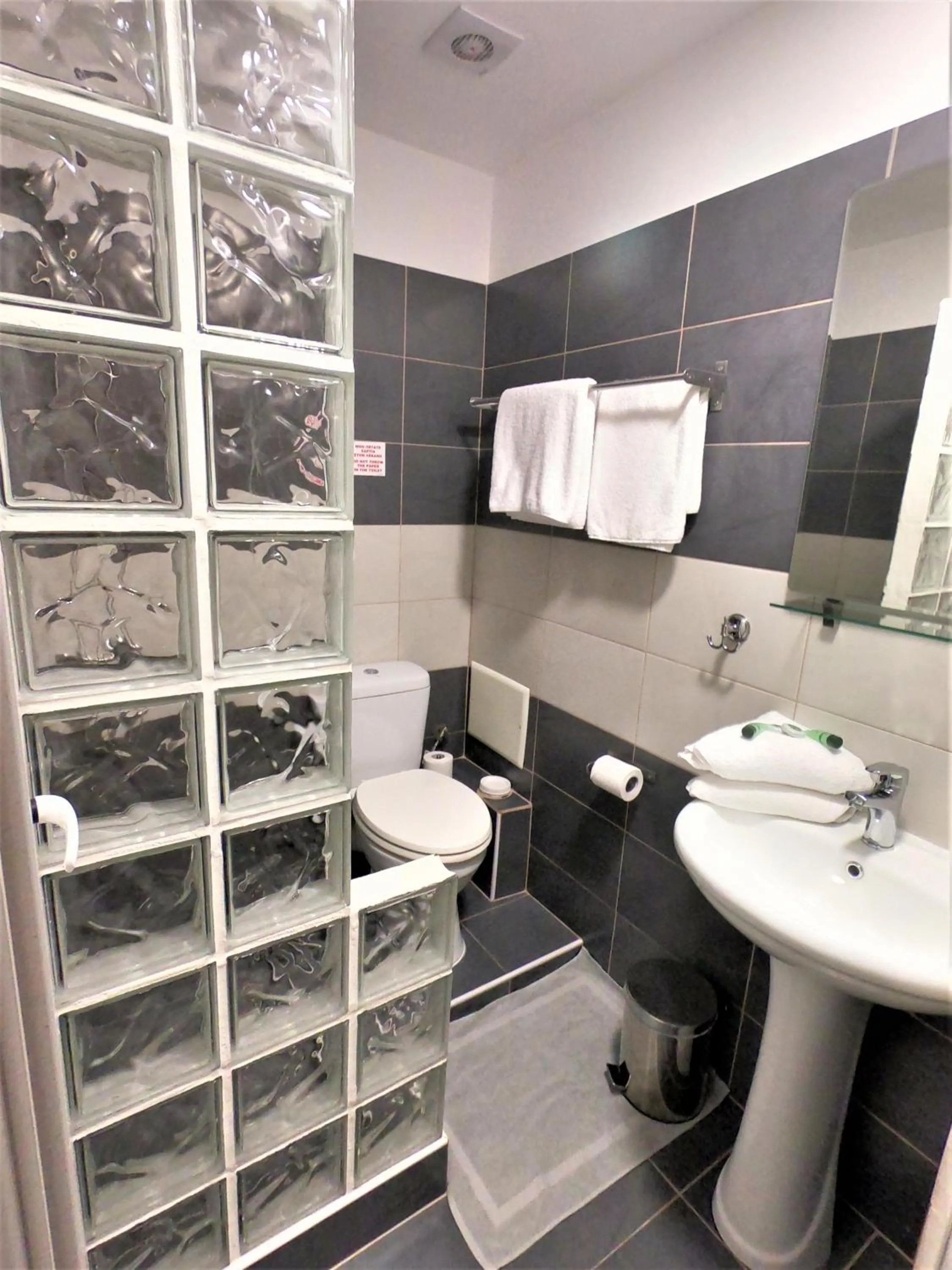 Bathroom in Achillion Hotel Piraeus